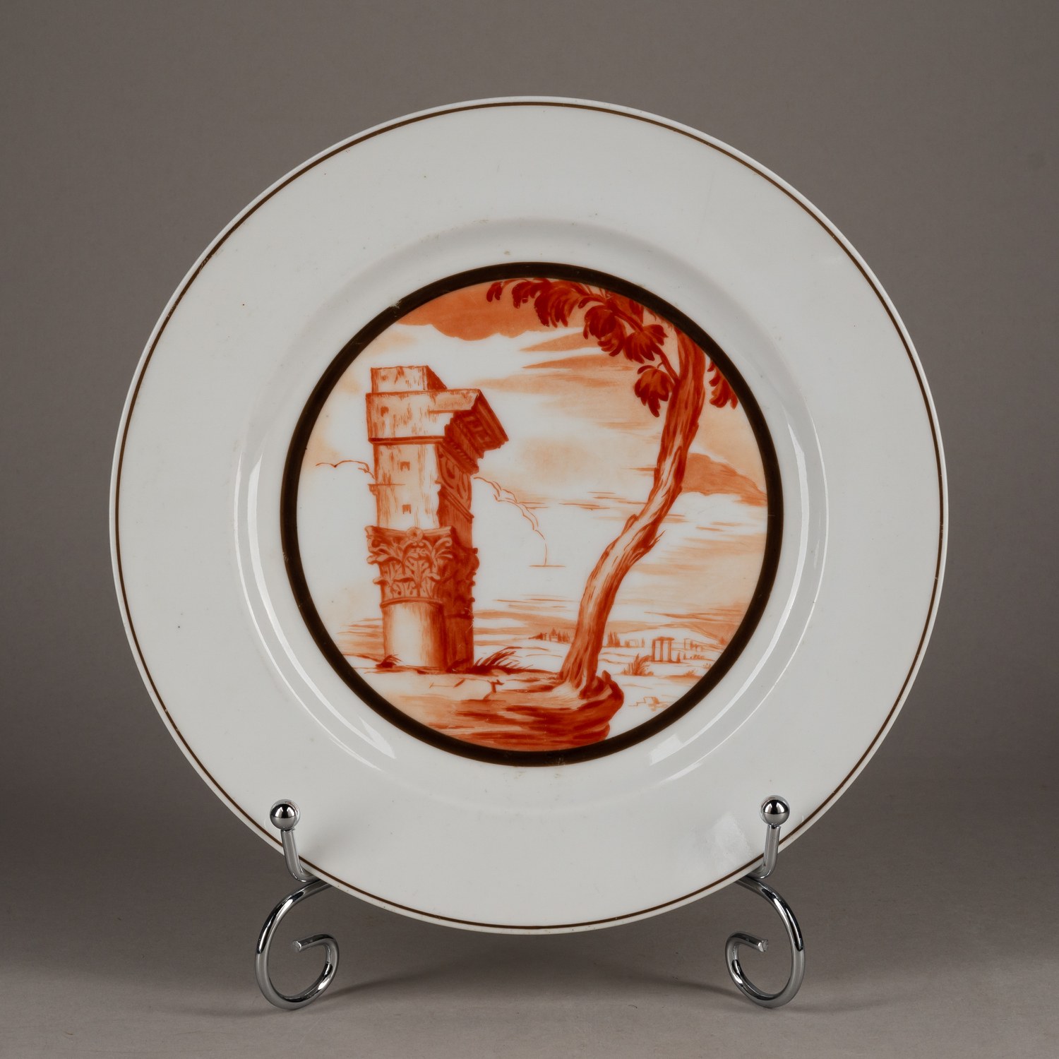 (М.М. Адамович) Тарелка с изображением античного пейзажа с руинами. Государственный фарфоровый завод, автор росписи М.М. Адамович, художник по фарфору Н.С. Благовещенская-Васильянова 1919.