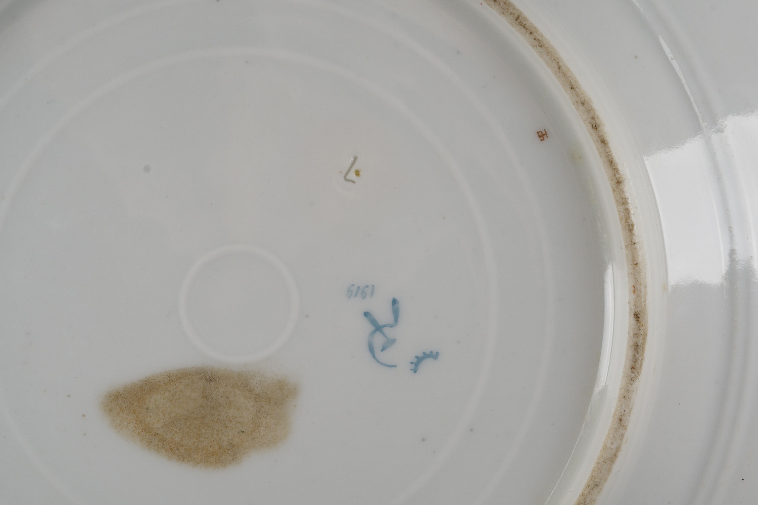 (М.М. Адамович) Тарелка с изображением античного пейзажа с руинами. Государственный фарфоровый завод, автор росписи М.М. Адамович, художник по фарфору Н.С. Благовещенская-Васильянова 1919.