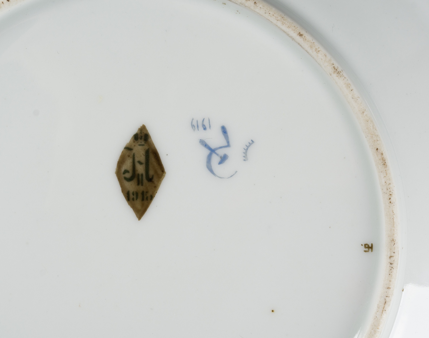 (ГФЗ) Тарелка с изображением русского пейзажа.  <br>Белье- Императорский Фарфоровый завод, 1913 год. Государственный фарфоровый завод, Н.С. Благовещенская-Васильянова, 1919.