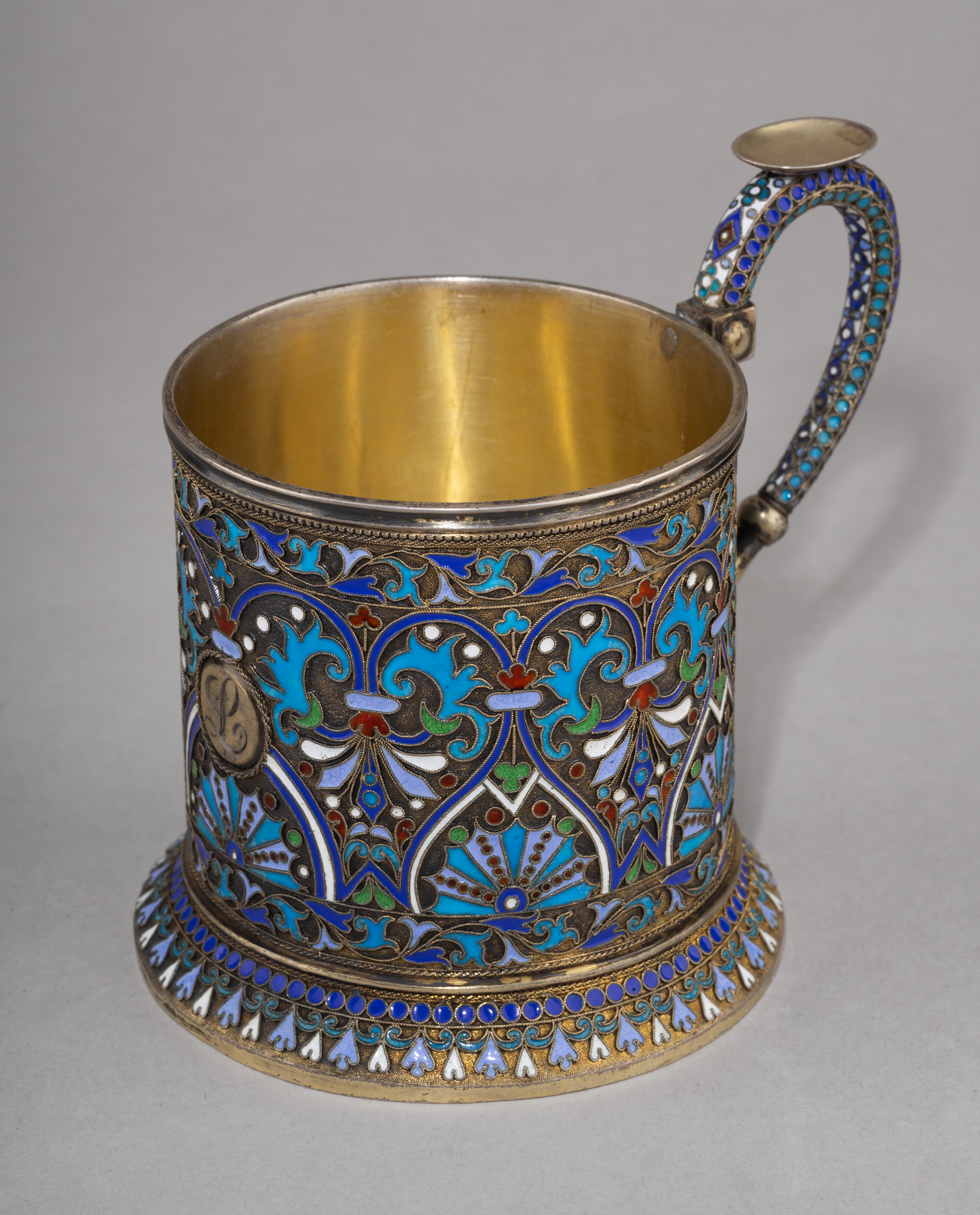 Подстаканник с эмалью по скани и вензелем. <br>Россия, Москва, мастер – Салтыков И.Д.,1886 год.