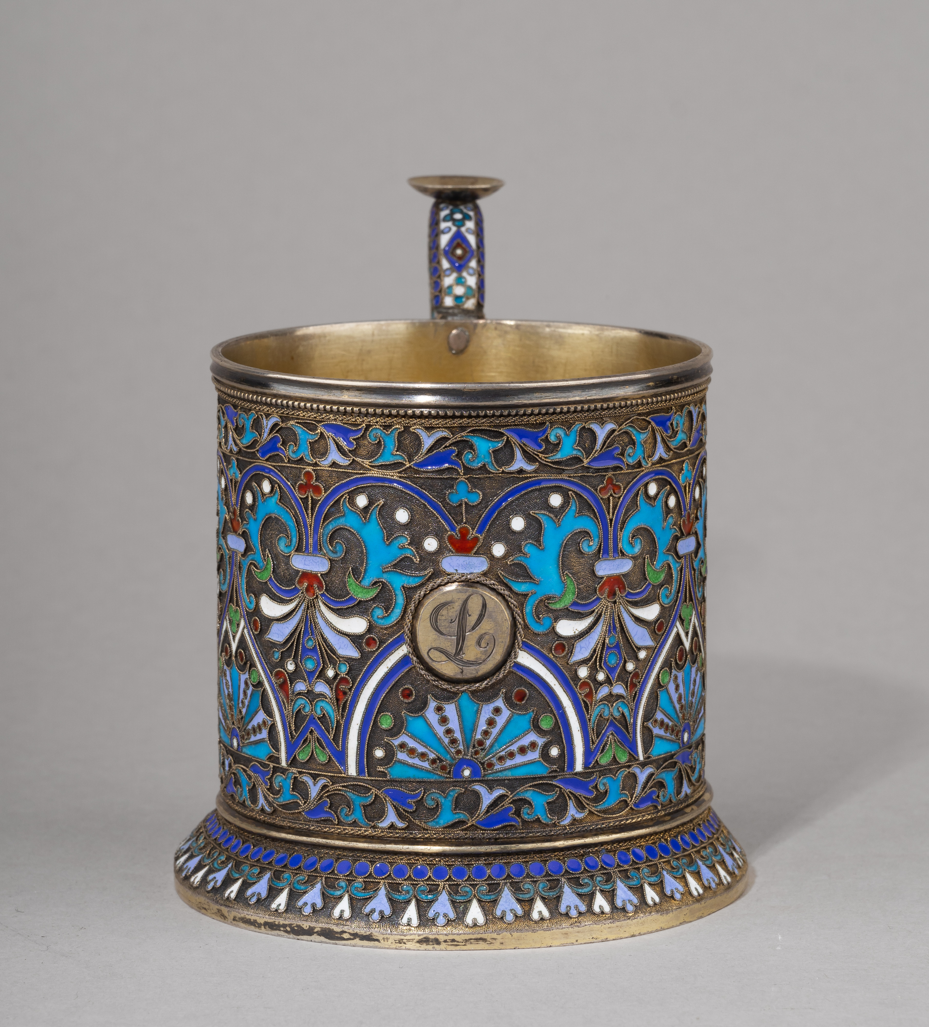 Подстаканник с эмалью по скани и вензелем. <br>Россия, Москва, мастер – Салтыков И.Д.,1886 год.