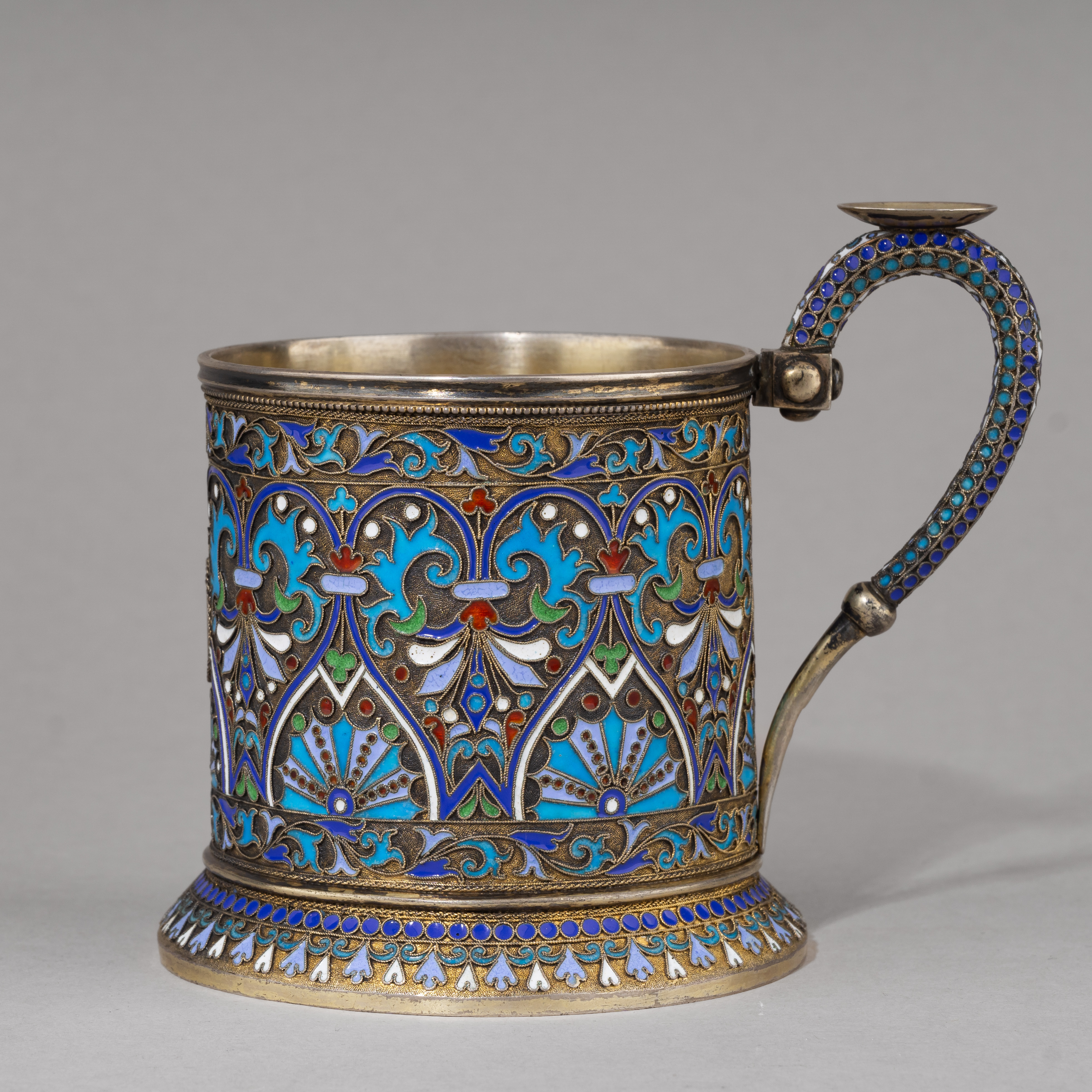 Подстаканник с эмалью по скани и вензелем. <br>Россия, Москва, мастер – Салтыков И.Д.,1886 год.