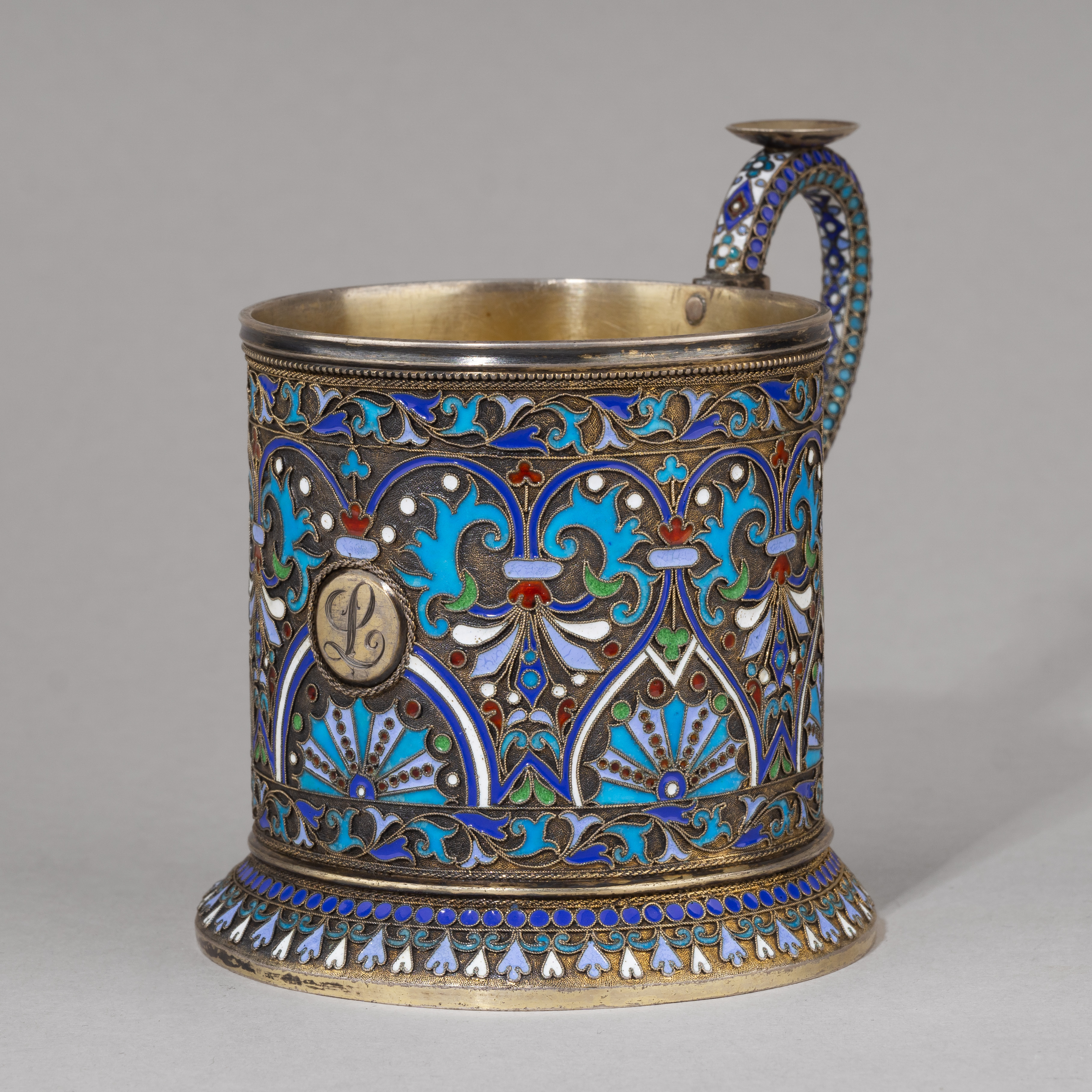 Подстаканник с эмалью по скани и вензелем. <br>Россия, Москва, мастер – Салтыков И.Д.,1886 год.