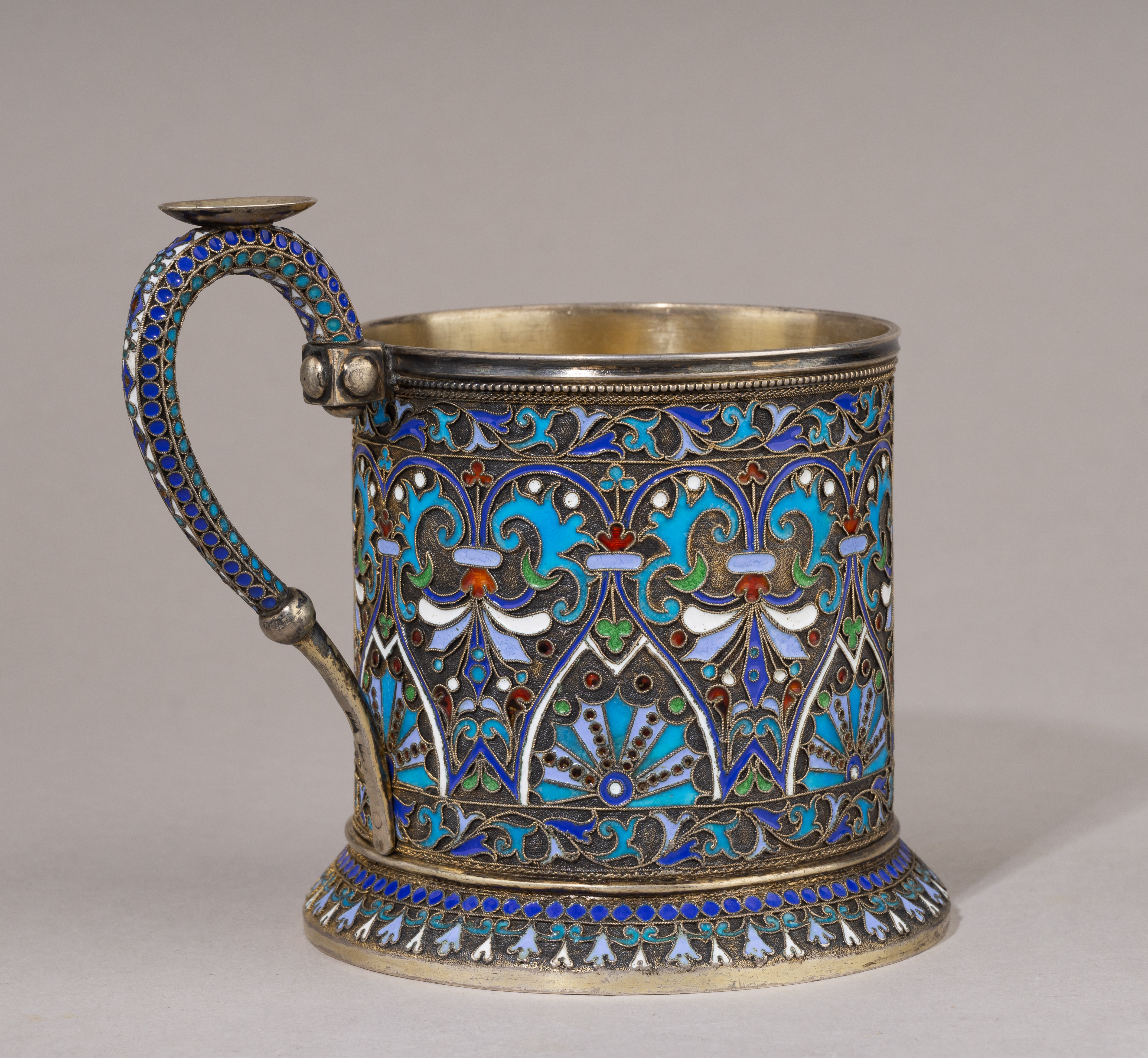 Подстаканник с эмалью по скани и вензелем. <br>Россия, Москва, мастер – Салтыков И.Д.,1886 год.