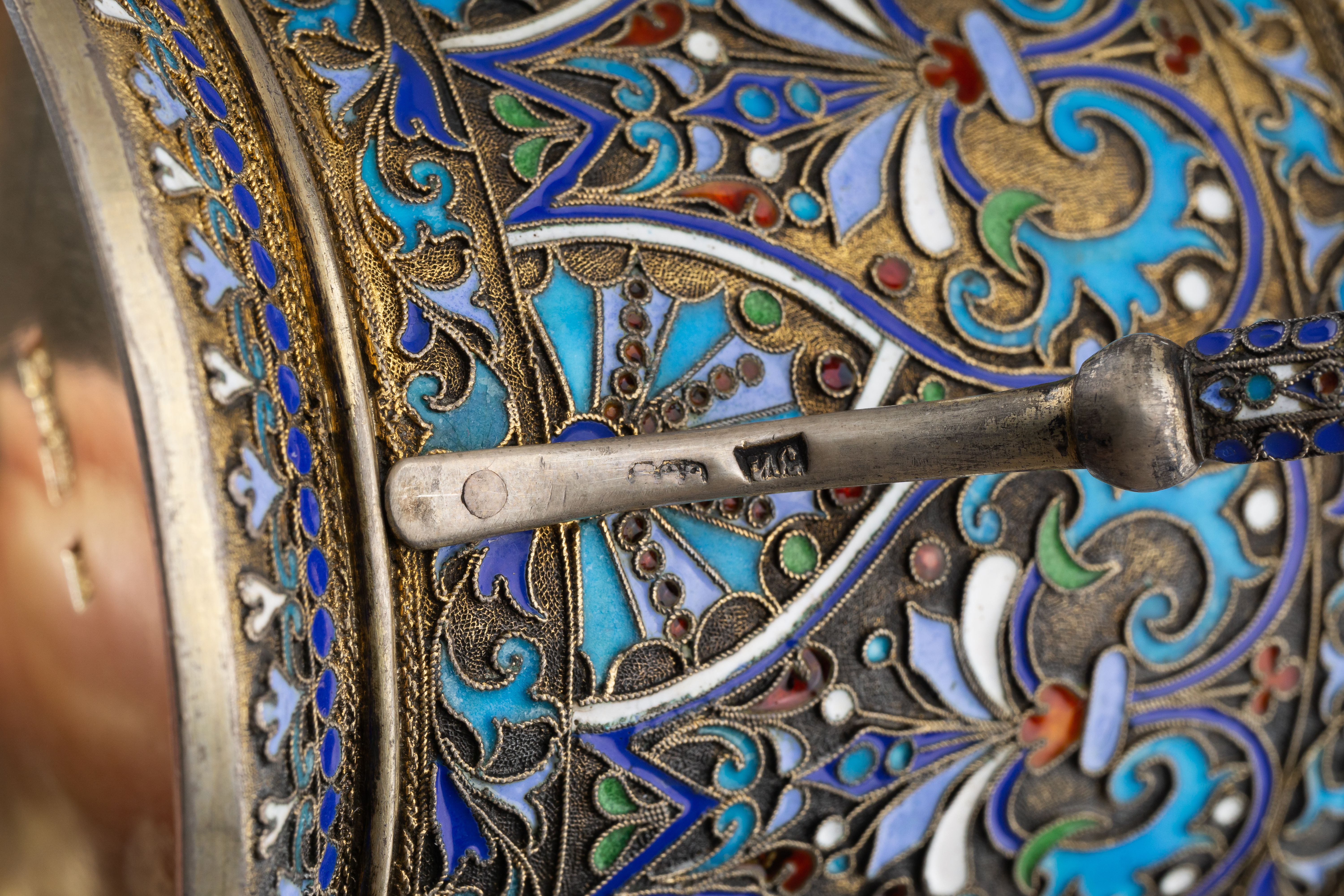 Подстаканник с эмалью по скани и вензелем. <br>Россия, Москва, мастер – Салтыков И.Д.,1886 год.