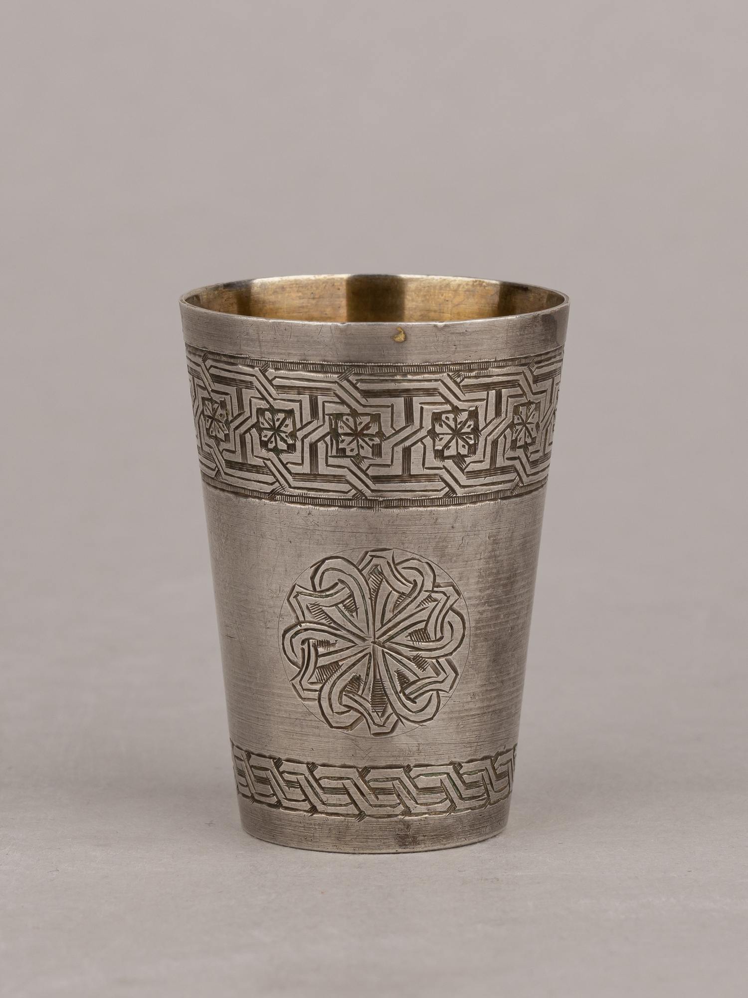 Стопка с геометрическим орнаментом. <br>СССР, Ленинград, мастер-монограммист «ПП», 1927–1930 годы.