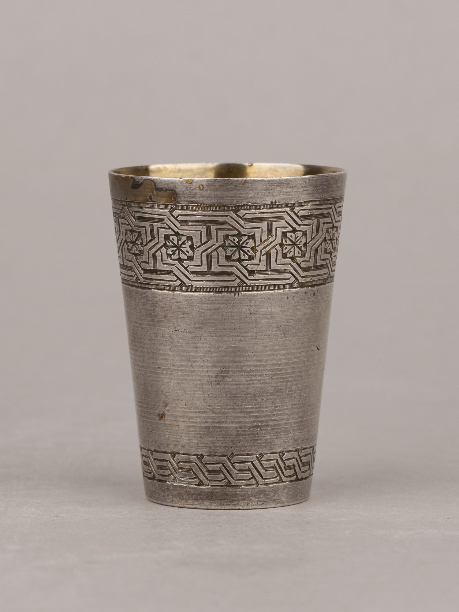 Стопка с геометрическим орнаментом. <br>СССР, Ленинград, мастер-монограммист «ПП», 1927–1930 годы.