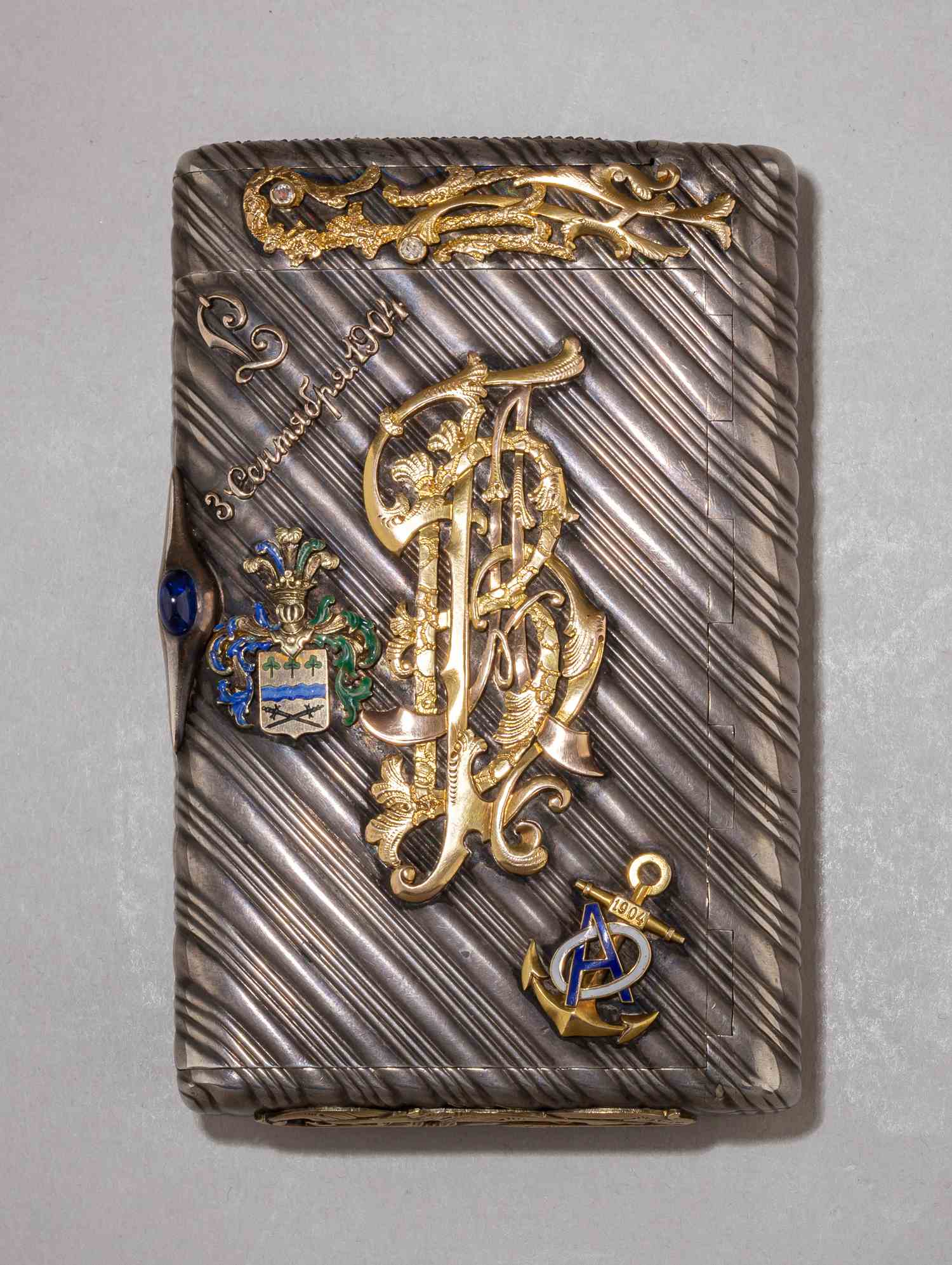 (Выдающемуся российскому врачу) Портсигар с золотым дворянским гербом Филькенштейна и бриллантовыми накладками в золоте. Портсигар-Россия, мастер серебряного дела Зольман Пауль Фредерик, 1880-е годы. Дарственные накладки 1910-е гг.