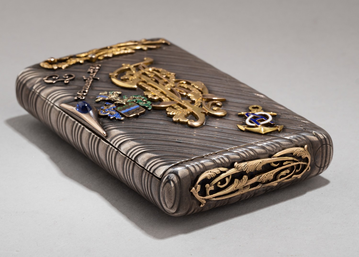 (Выдающемуся российскому врачу) Портсигар с золотым дворянским гербом Филькенштейна и бриллантовыми накладками в золоте. Портсигар-Россия, мастер серебряного дела Зольман Пауль Фредерик, 1880-е годы. Дарственные накладки 1910-е гг.