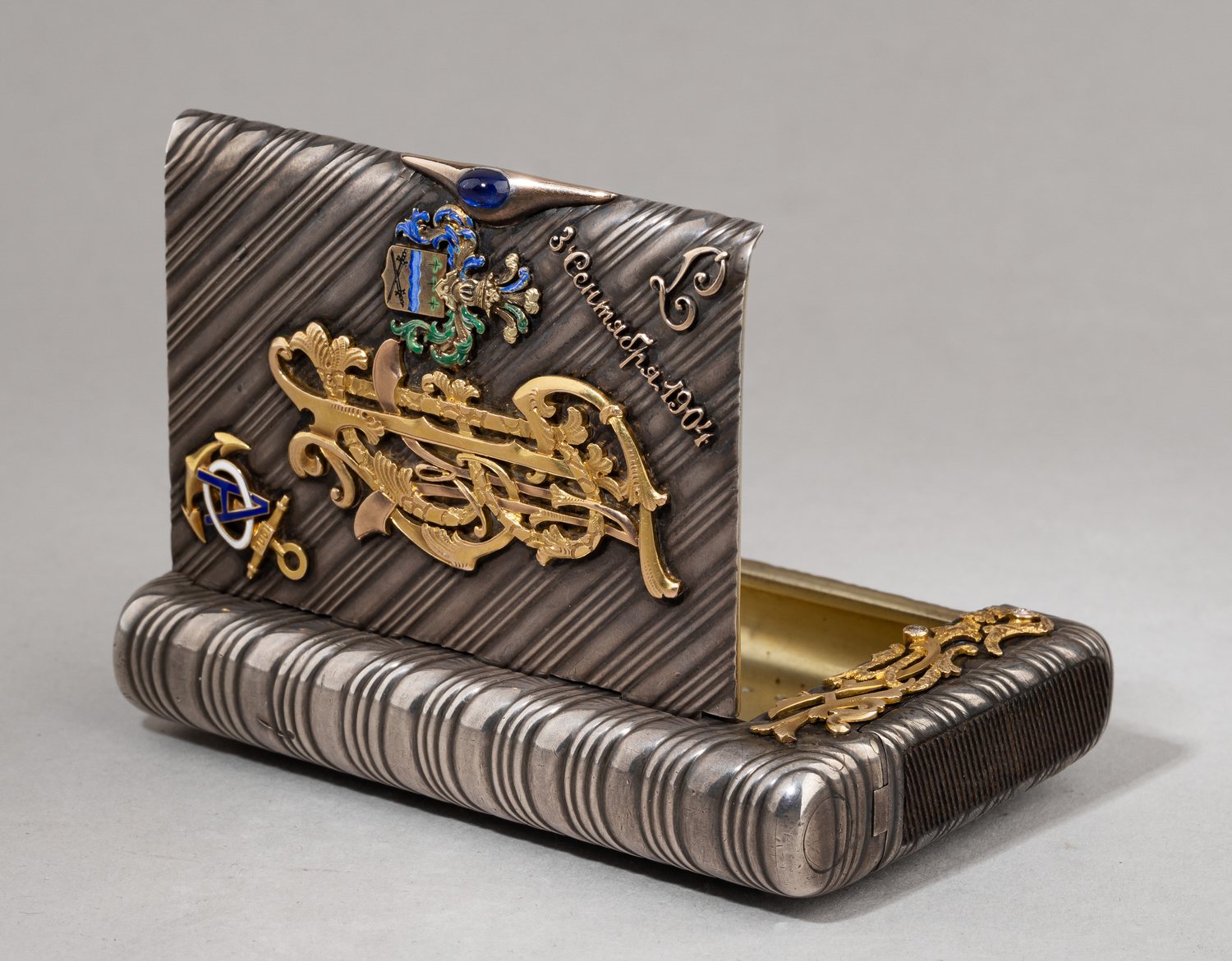 (Выдающемуся российскому врачу) Портсигар с золотым дворянским гербом Филькенштейна и бриллантовыми накладками в золоте. Портсигар-Россия, мастер серебряного дела Зольман Пауль Фредерик, 1880-е годы. Дарственные накладки 1910-е гг.