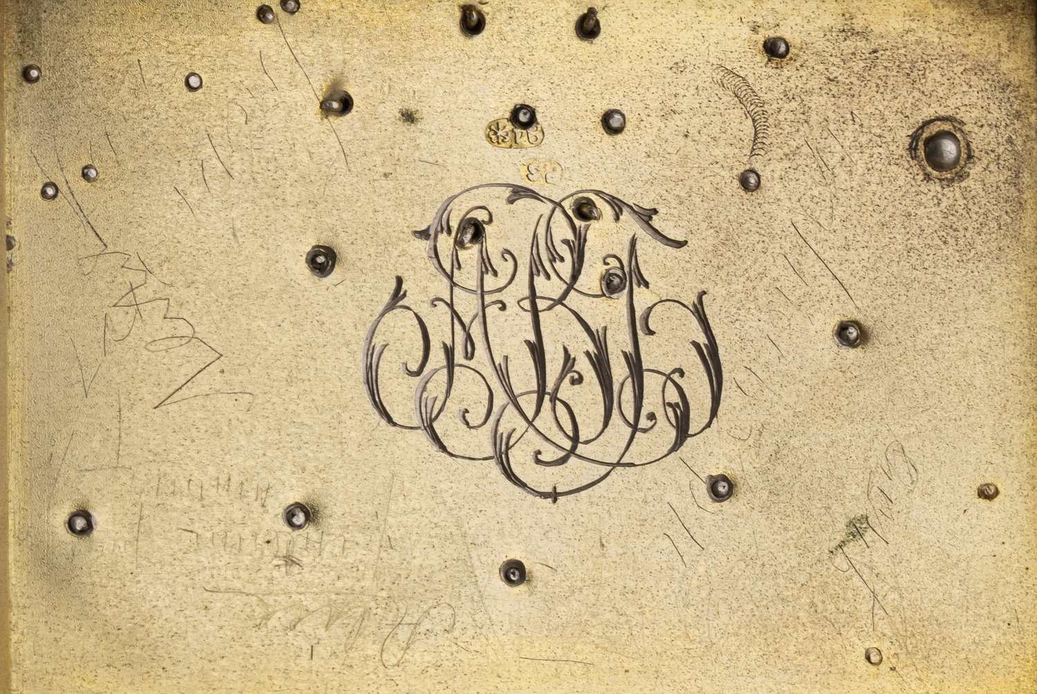 (Выдающемуся российскому врачу) Портсигар с золотым дворянским гербом Филькенштейна и бриллантовыми накладками в золоте. Портсигар-Россия, мастер серебряного дела Зольман Пауль Фредерик, 1880-е годы. Дарственные накладки 1910-е гг.