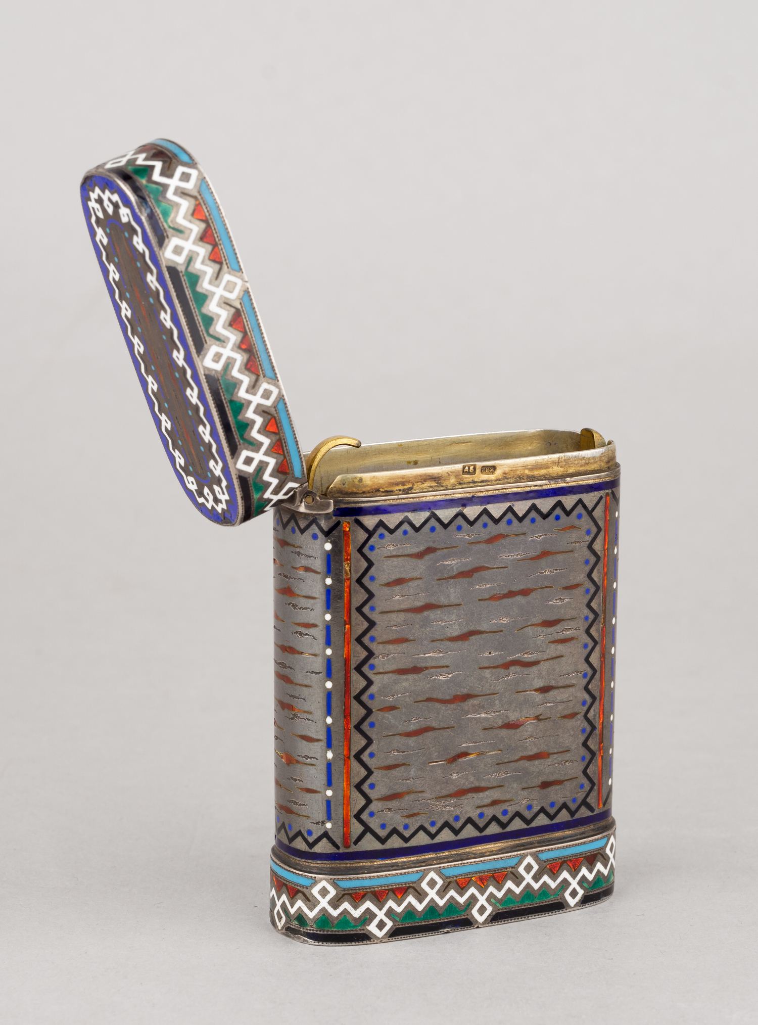 (Брагин. Исполнял заказы для Императорского двора) Портсигар в русском стиле с эмалью. <br>Россия, Санкт-Петербург, мастерская по производству серебрянно-чеканных изделий А.С. Брагина (Исполнял заказы для Императорского двора), 1880-1890-е гг.