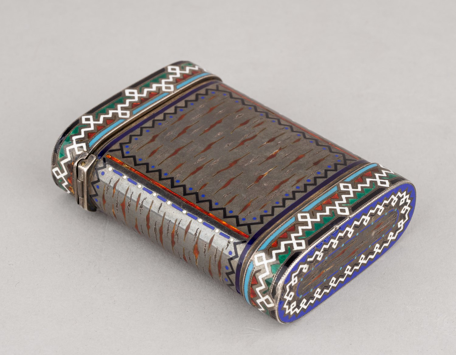 (Брагин. Исполнял заказы для Императорского двора) Портсигар в русском стиле с эмалью. <br>Россия, Санкт-Петербург, мастерская по производству серебрянно-чеканных изделий А.С. Брагина (Исполнял заказы для Императорского двора), 1880-1890-е гг.