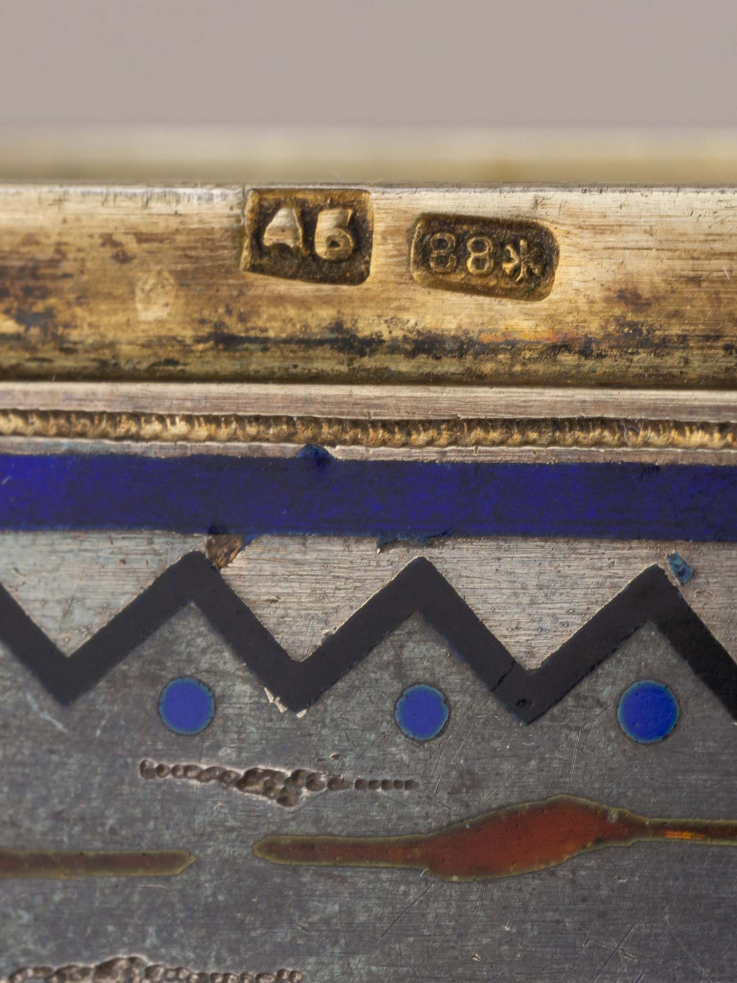 (Брагин. Исполнял заказы для Императорского двора) Портсигар в русском стиле с эмалью. <br>Россия, Санкт-Петербург, мастерская по производству серебрянно-чеканных изделий А.С. Брагина (Исполнял заказы для Императорского двора), 1880-1890-е гг.