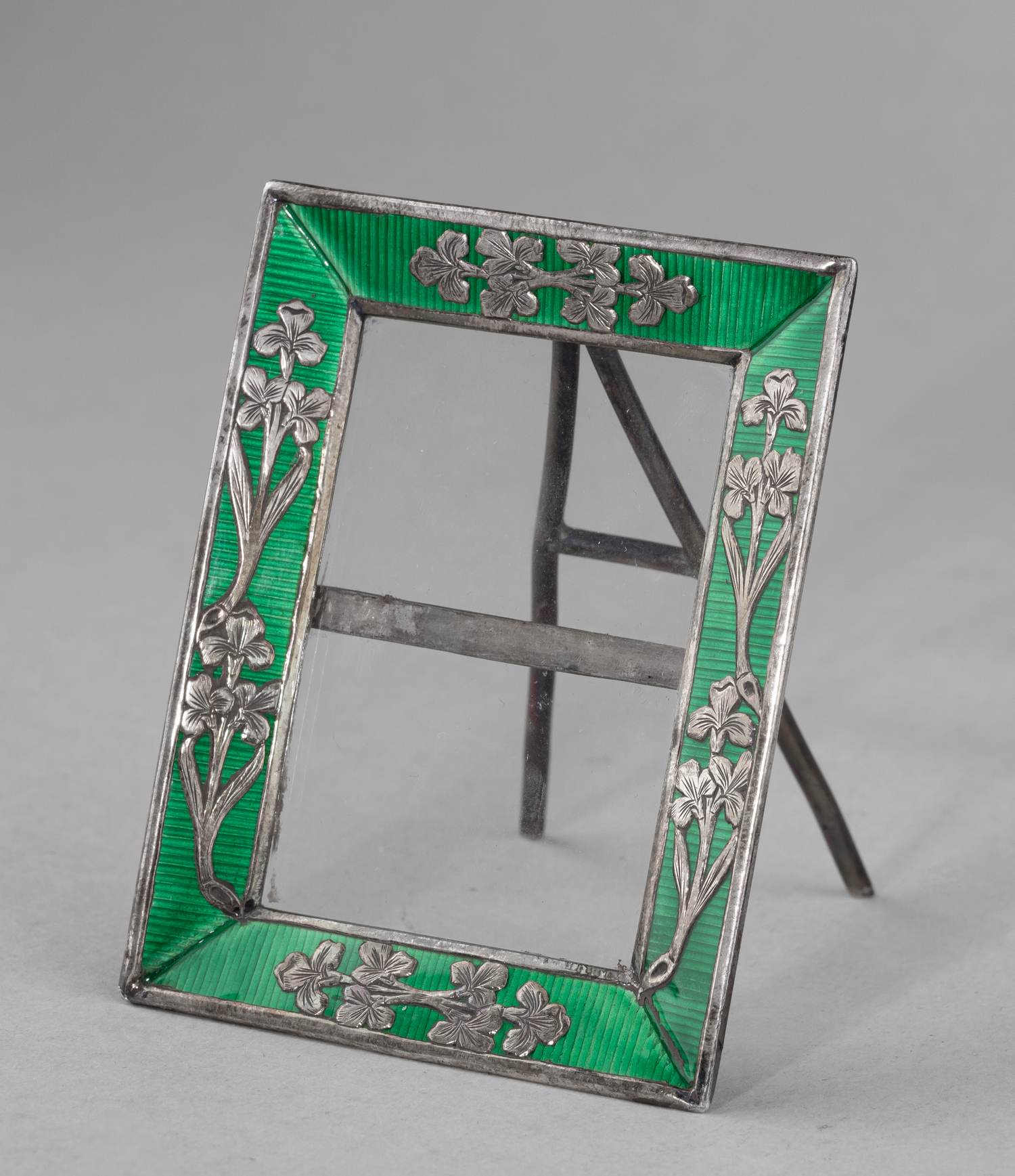 Рама для фото с зеленой эмалью гильоше и изображением ирисов. <br> Европа, начало XX века.