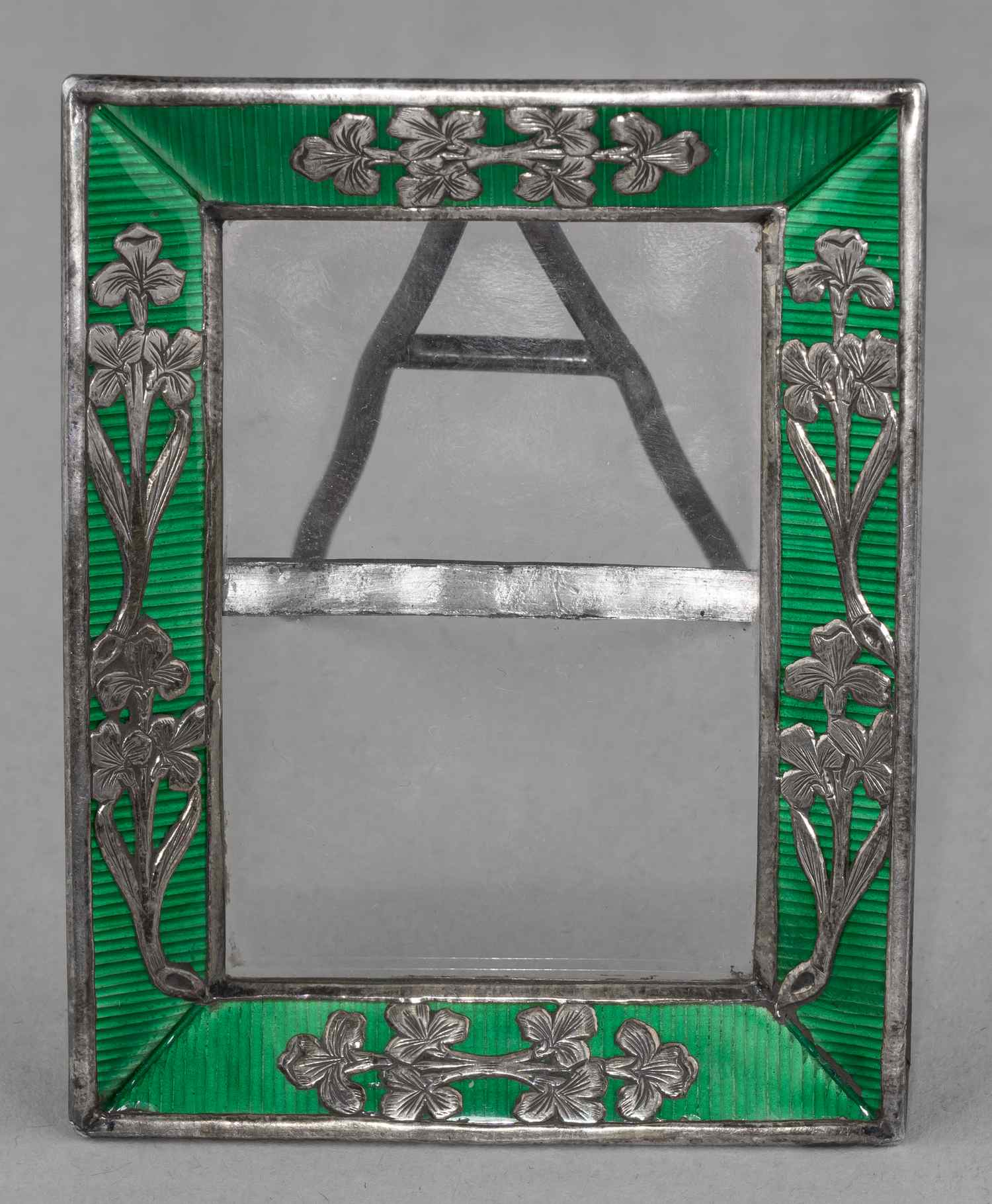 Рама для фото с зеленой эмалью гильоше и изображением ирисов. <br> Европа, начало XX века.