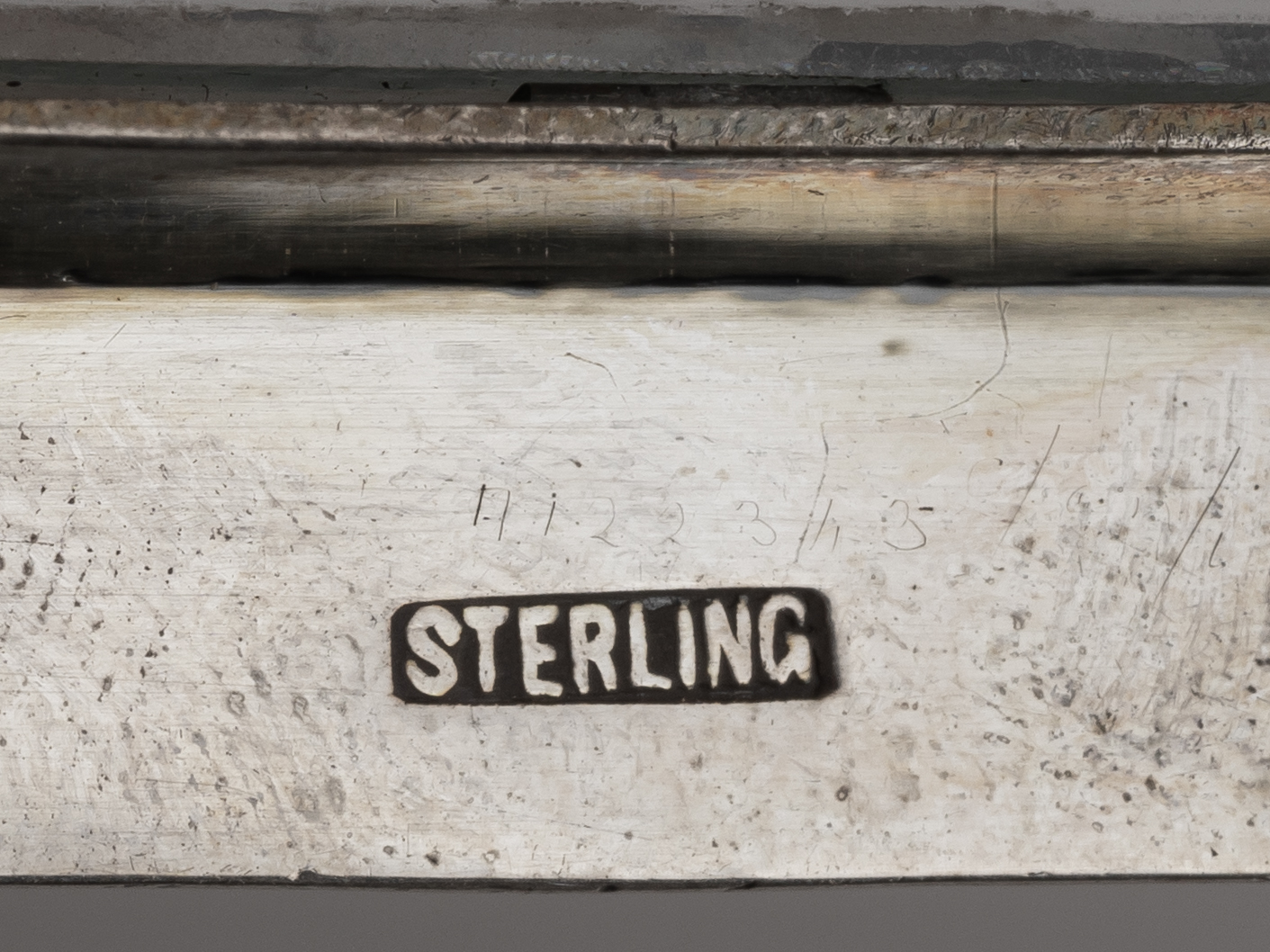 Рама для фото с зеленой эмалью гильоше и изображением ирисов. <br> Европа, начало XX века.