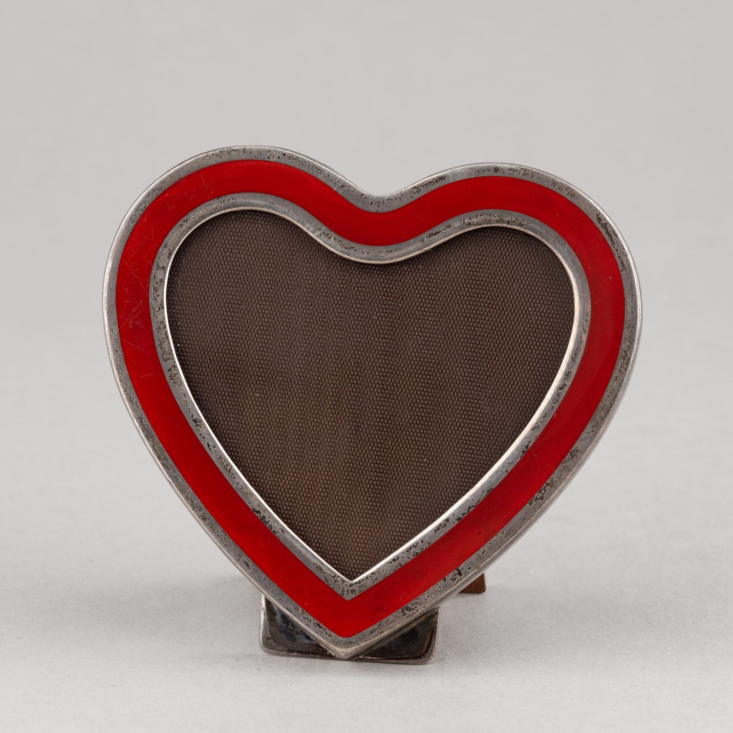 (Символ любви) Рама для фото с алой эмалью. <br>Германия, фирма Wempe Jewelers, начало XX века.