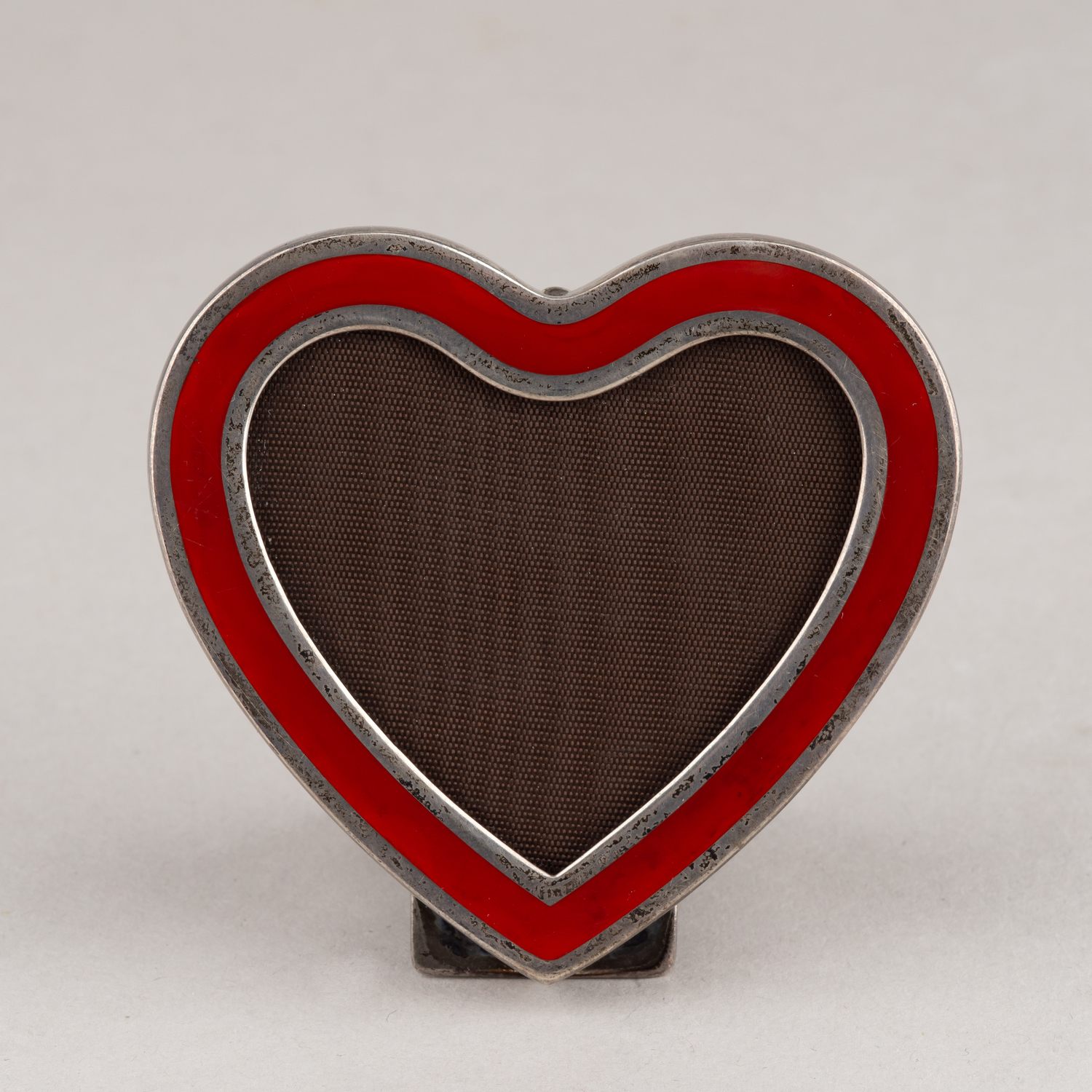 (Символ любви) Рама для фото с алой эмалью. <br>Германия, фирма Wempe Jewelers, начало XX века.