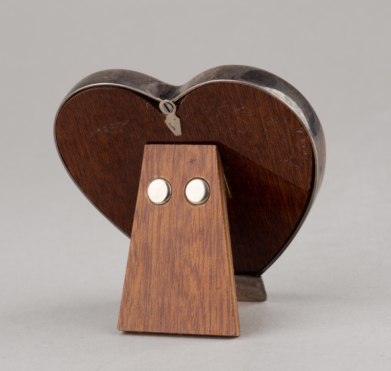 (Символ любви) Рама для фото с алой эмалью. <br>Германия, фирма Wempe Jewelers, начало XX века.