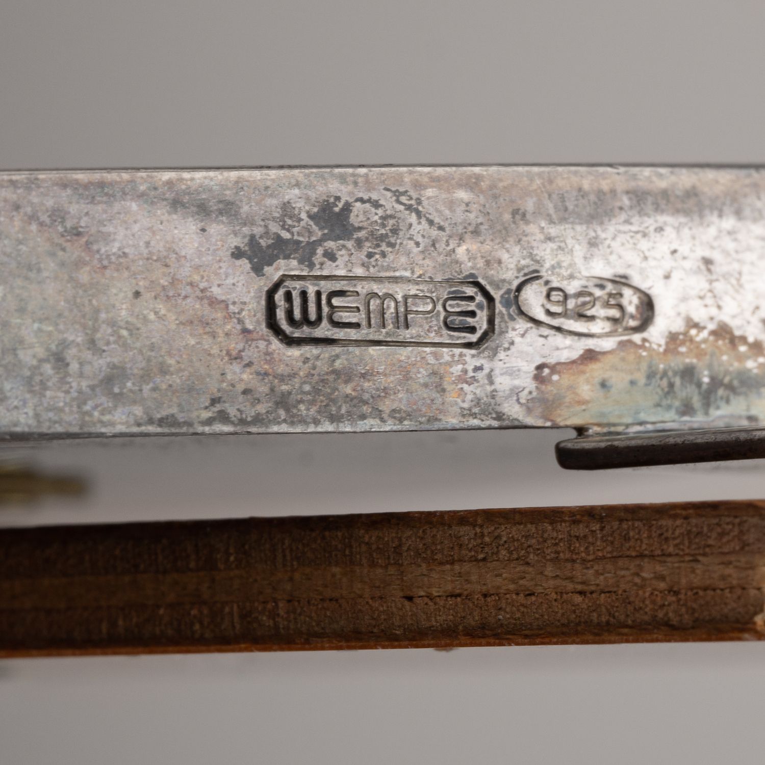 (Символ любви) Рама для фото с алой эмалью. <br>Германия, фирма Wempe Jewelers, начало XX века.