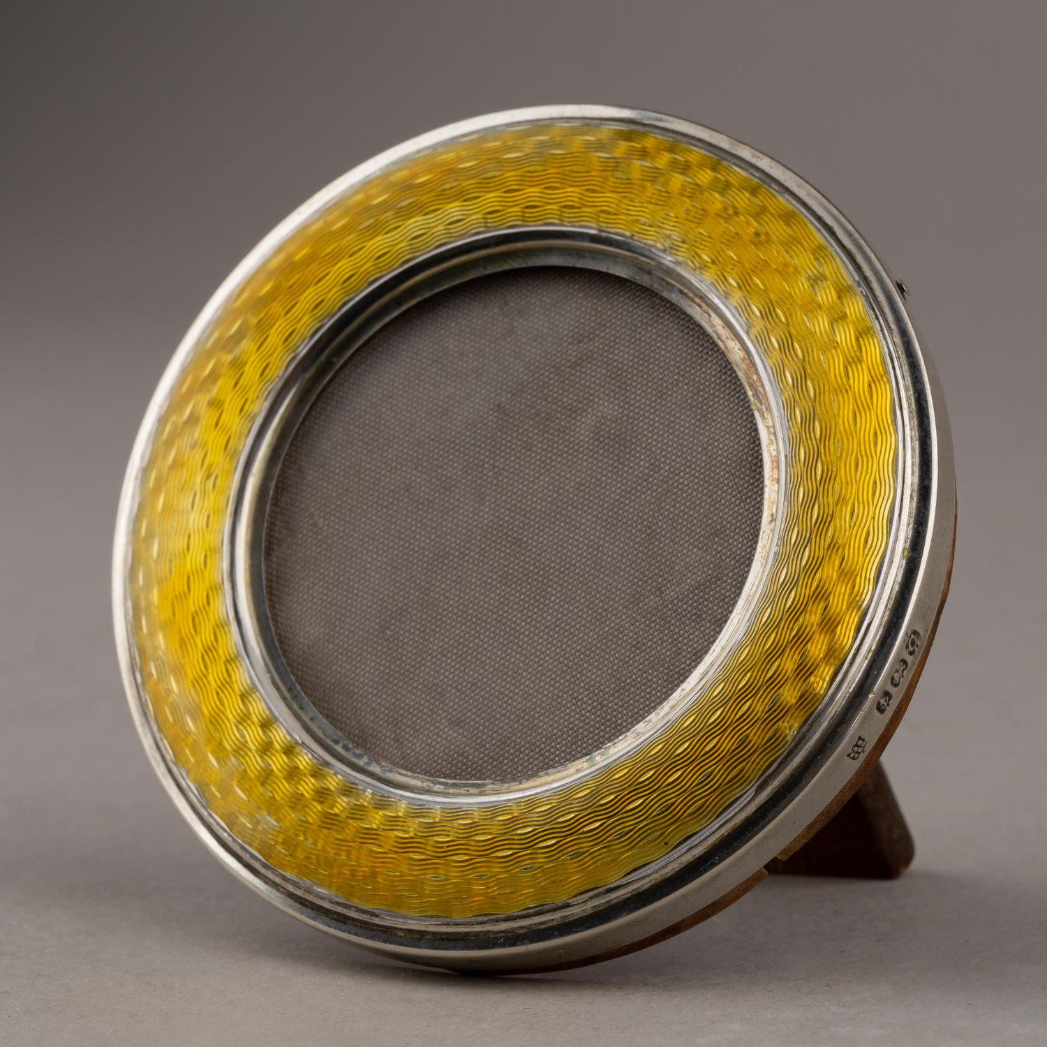 Рама для фото «Солнечная» с гильошированной эмалью. <br>Великобритания, Бирмингем, ювелирная компания Charles Green, 1902.