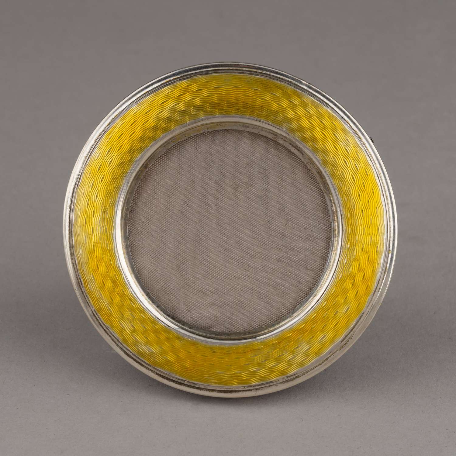 Рама для фото «Солнечная» с гильошированной эмалью. <br>Великобритания, Бирмингем, ювелирная компания Charles Green, 1902.