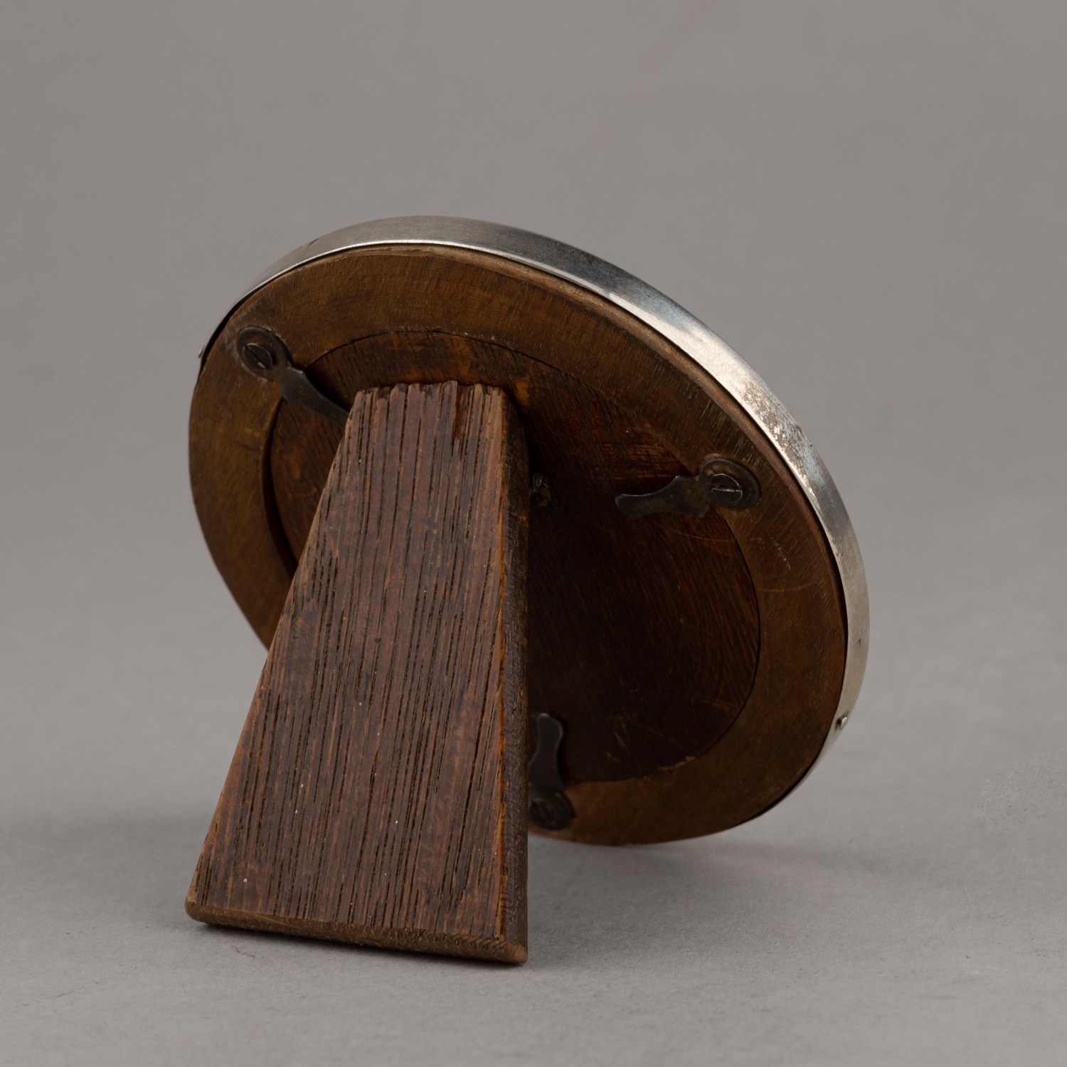 Рама для фото «Солнечная» с гильошированной эмалью. <br>Великобритания, Бирмингем, ювелирная компания Charles Green, 1902.