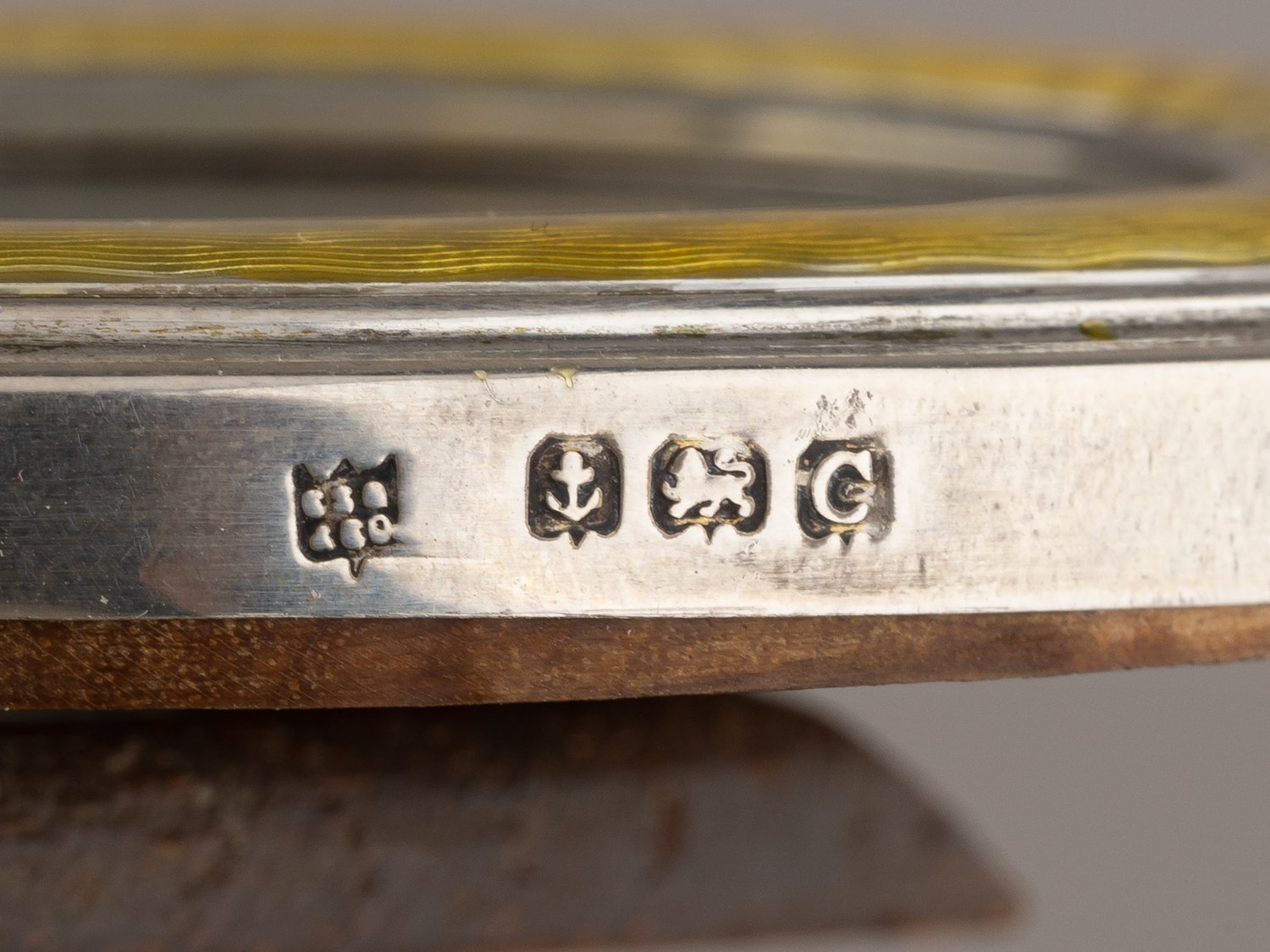 Рама для фото «Солнечная» с гильошированной эмалью. <br>Великобритания, Бирмингем, ювелирная компания Charles Green, 1902.