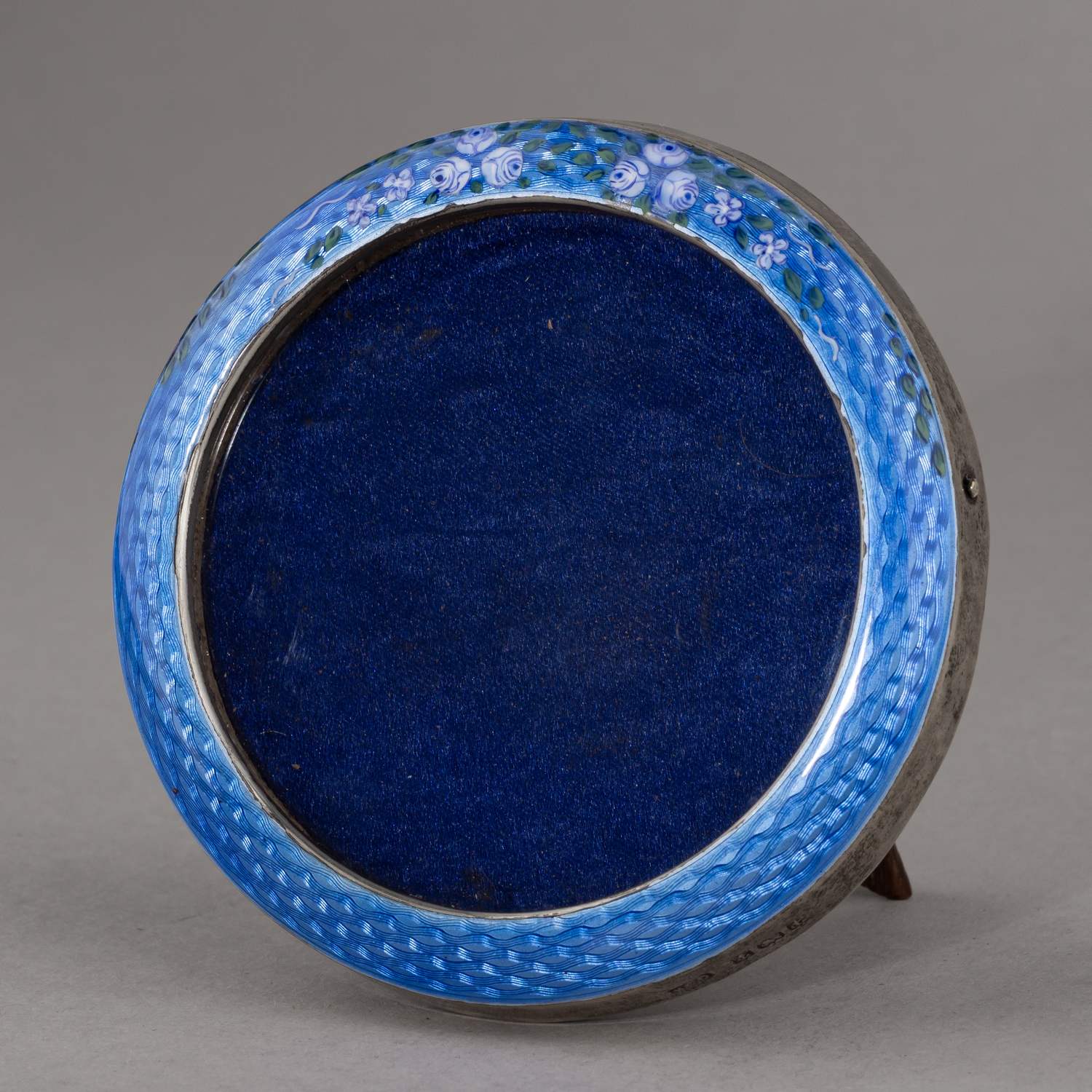 Рама для фото с живописной эмалью и изображением роз. Великобритания, Бирмингем, фирма Генри Клиффорд Дэвис (Henry Clifford Davis), 1918.