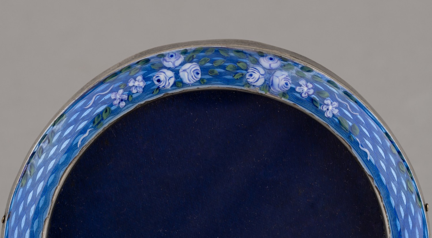 Рама для фото с живописной эмалью и изображением роз. Великобритания, Бирмингем, фирма Генри Клиффорд Дэвис (Henry Clifford Davis), 1918.