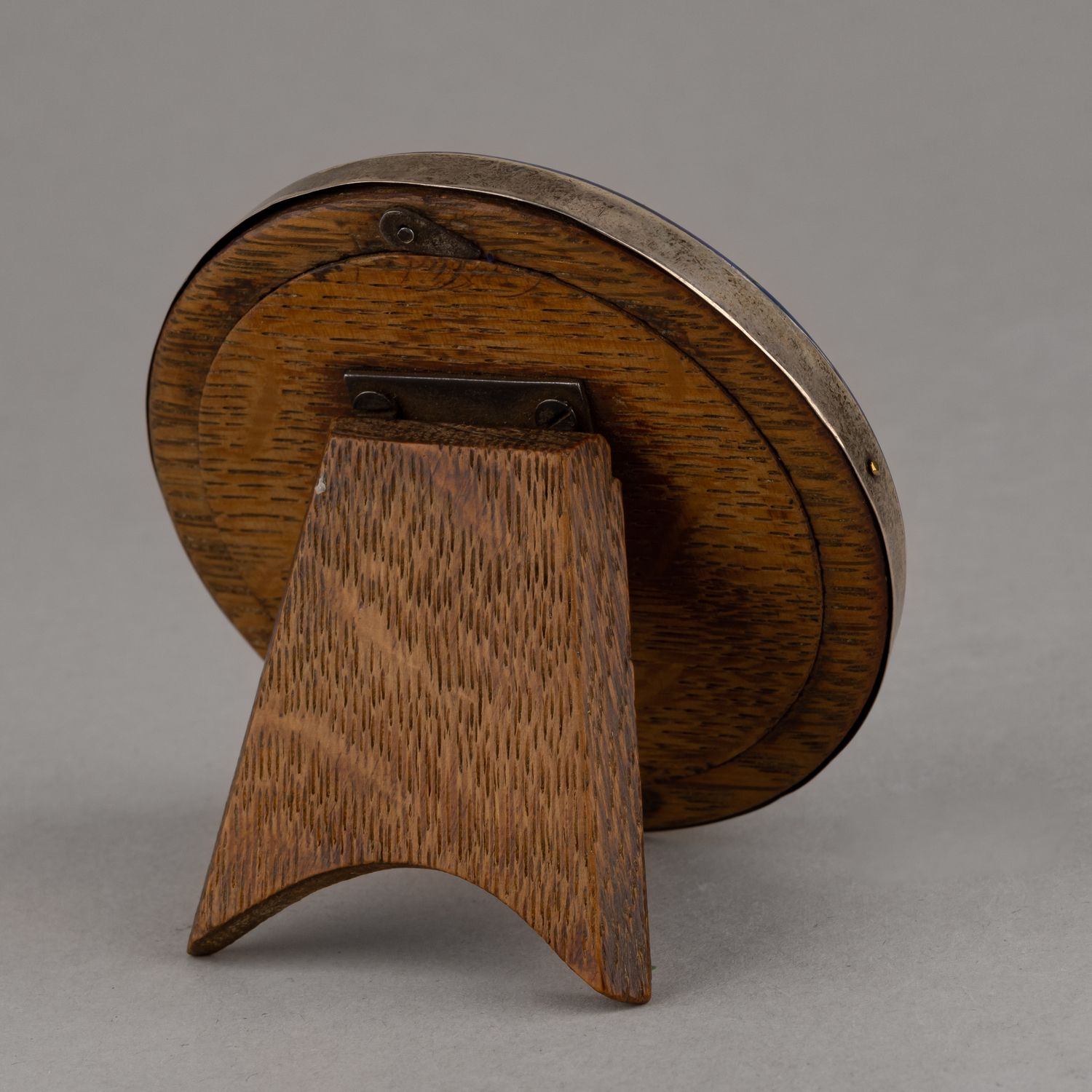 Рама для фото с живописной эмалью и изображением роз. Великобритания, Бирмингем, фирма Генри Клиффорд Дэвис (Henry Clifford Davis), 1918.