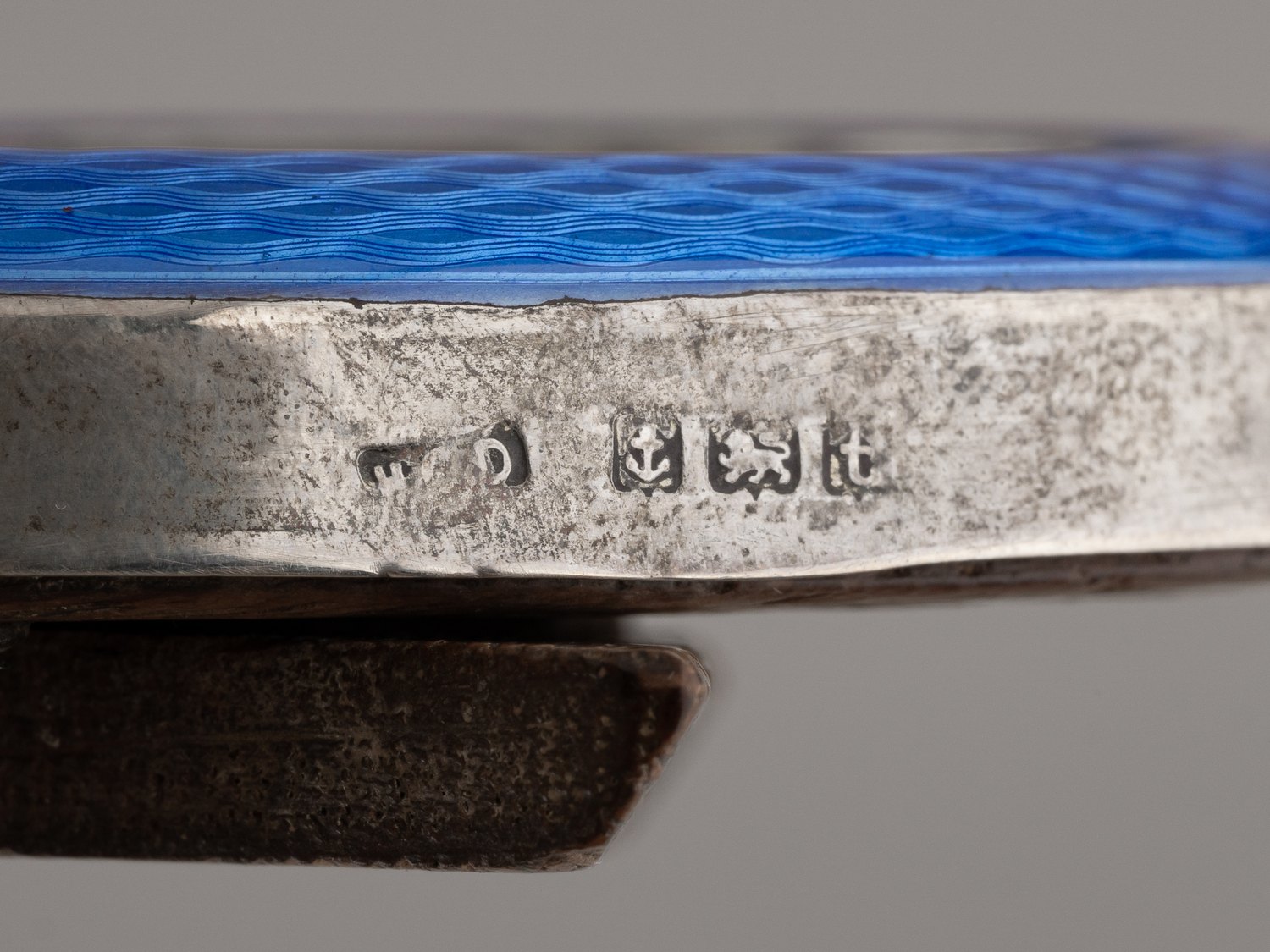 Рама для фото с живописной эмалью и изображением роз. Великобритания, Бирмингем, фирма Генри Клиффорд Дэвис (Henry Clifford Davis), 1918.