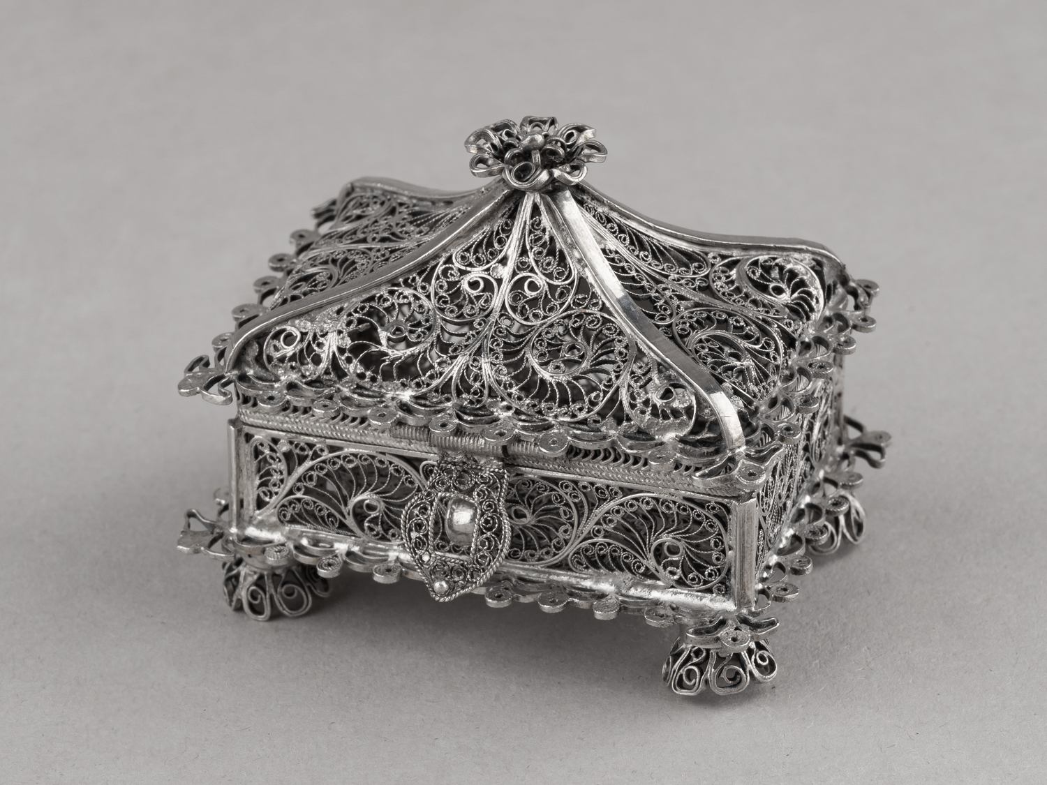 (91 проба) Ларец филигранный.
Россия, Москва, мастер – Пичугин Ф.М., 1851.