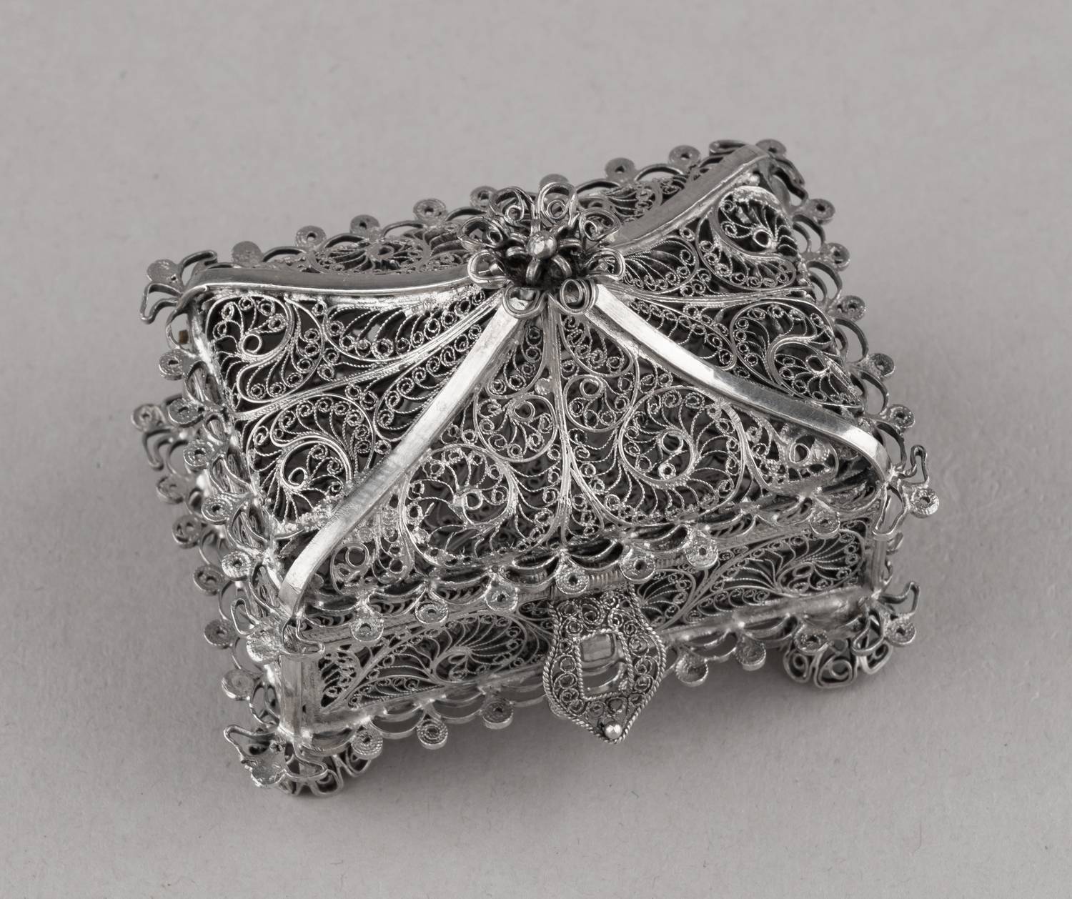 (91 проба) Ларец филигранный.
Россия, Москва, мастер – Пичугин Ф.М., 1851.