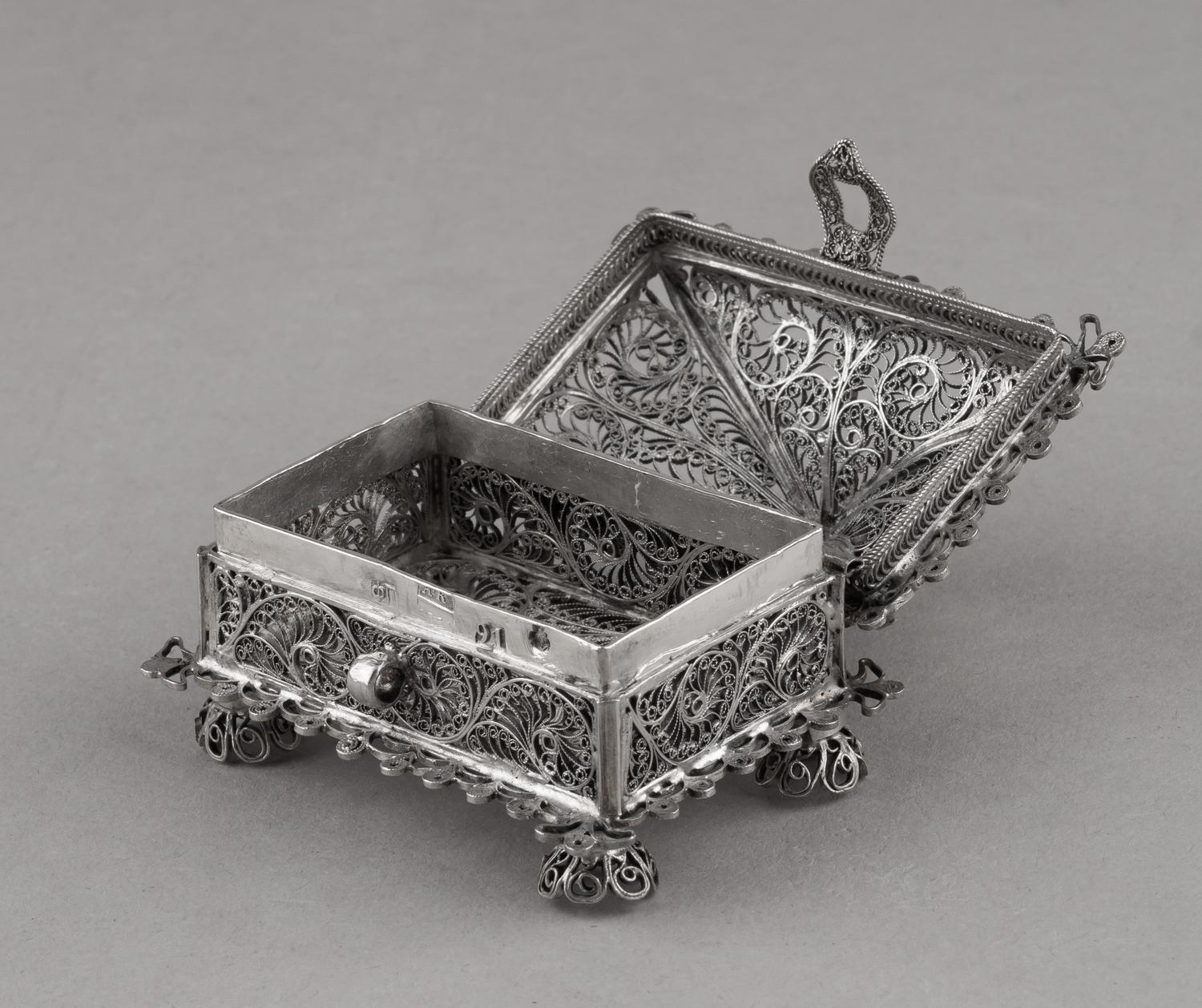 (91 проба) Ларец филигранный.
Россия, Москва, мастер – Пичугин Ф.М., 1851.