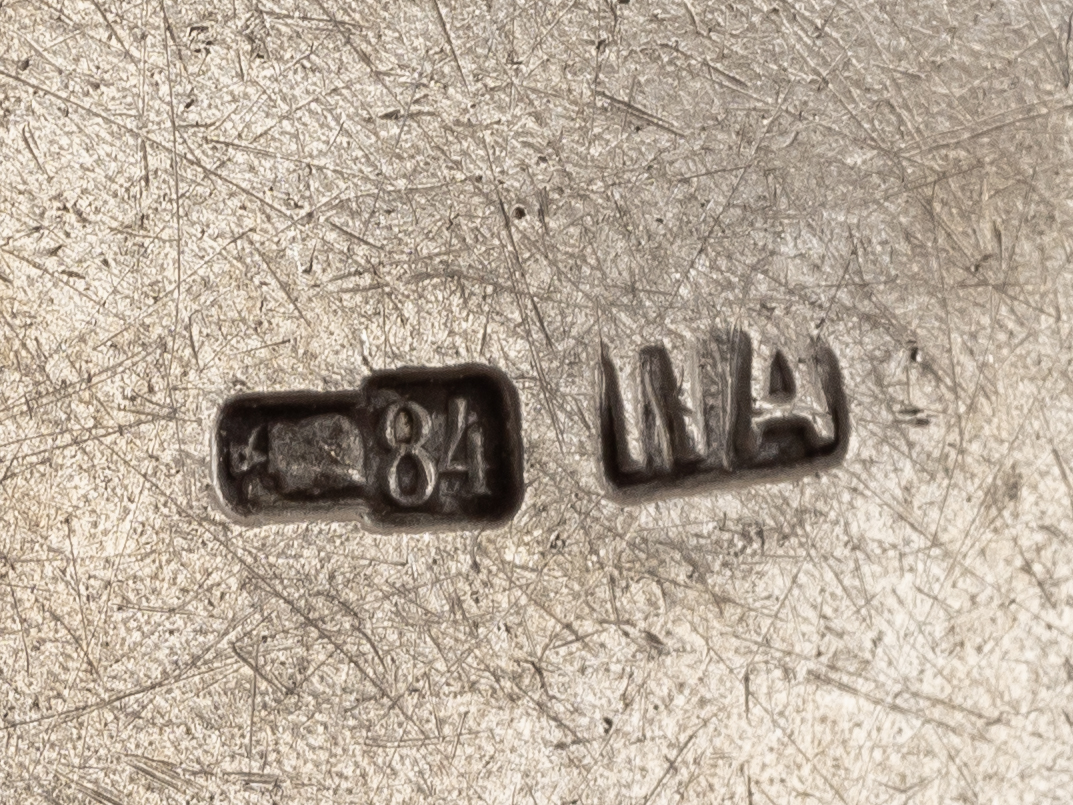 Солонка с эмалевой ложечкой. <br> Солонка- Россия, Москва, мастер – Абросимов П.Е., 1908; Ложка- СССР, Ленинград, Художественно-производственные мастерские «ИЗО», 1927–1929 годы.