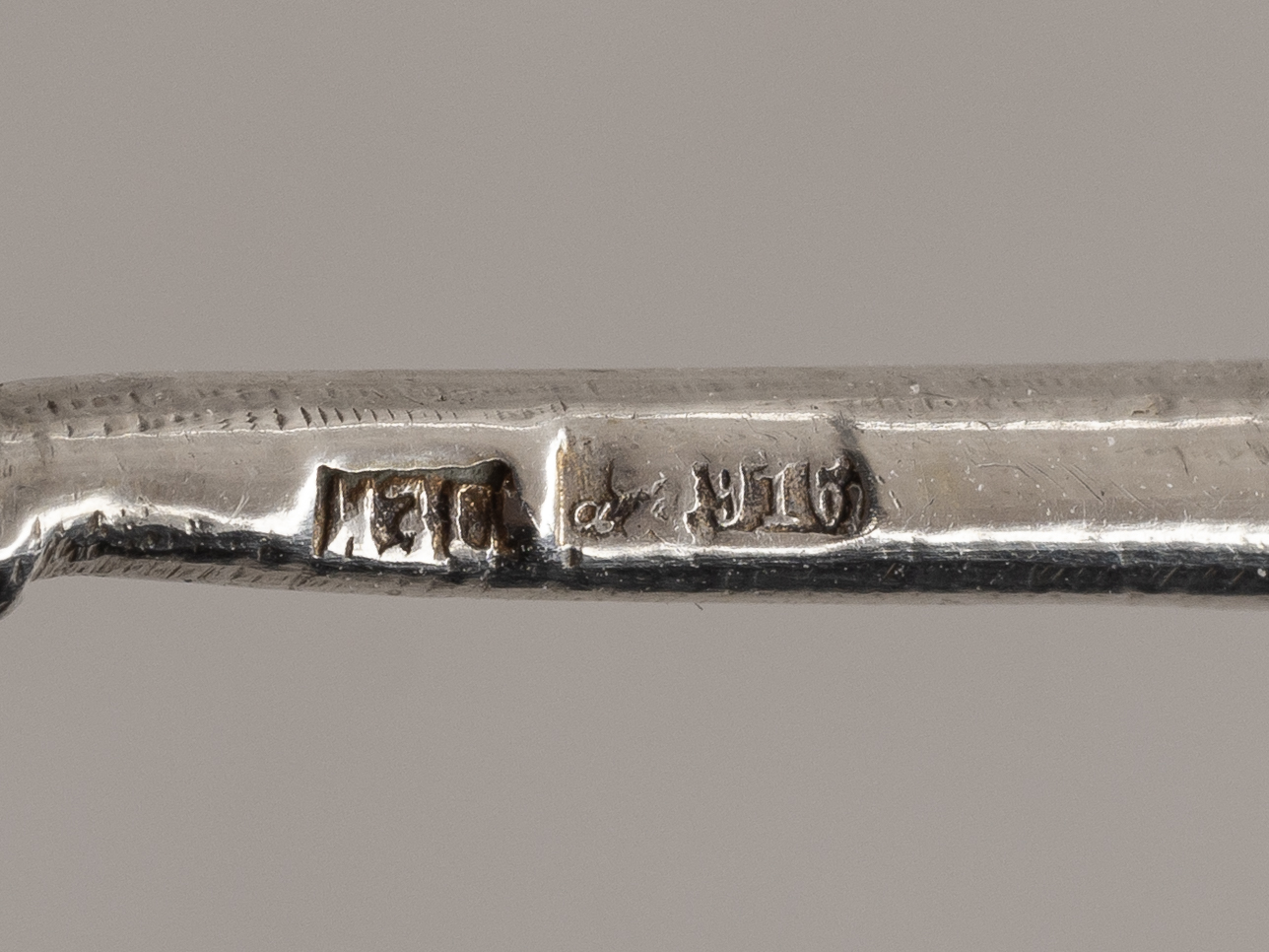 Солонка с эмалевой ложечкой. <br> Солонка- Россия, Москва, мастер – Абросимов П.Е., 1908; Ложка- СССР, Ленинград, Художественно-производственные мастерские «ИЗО», 1927–1929 годы.