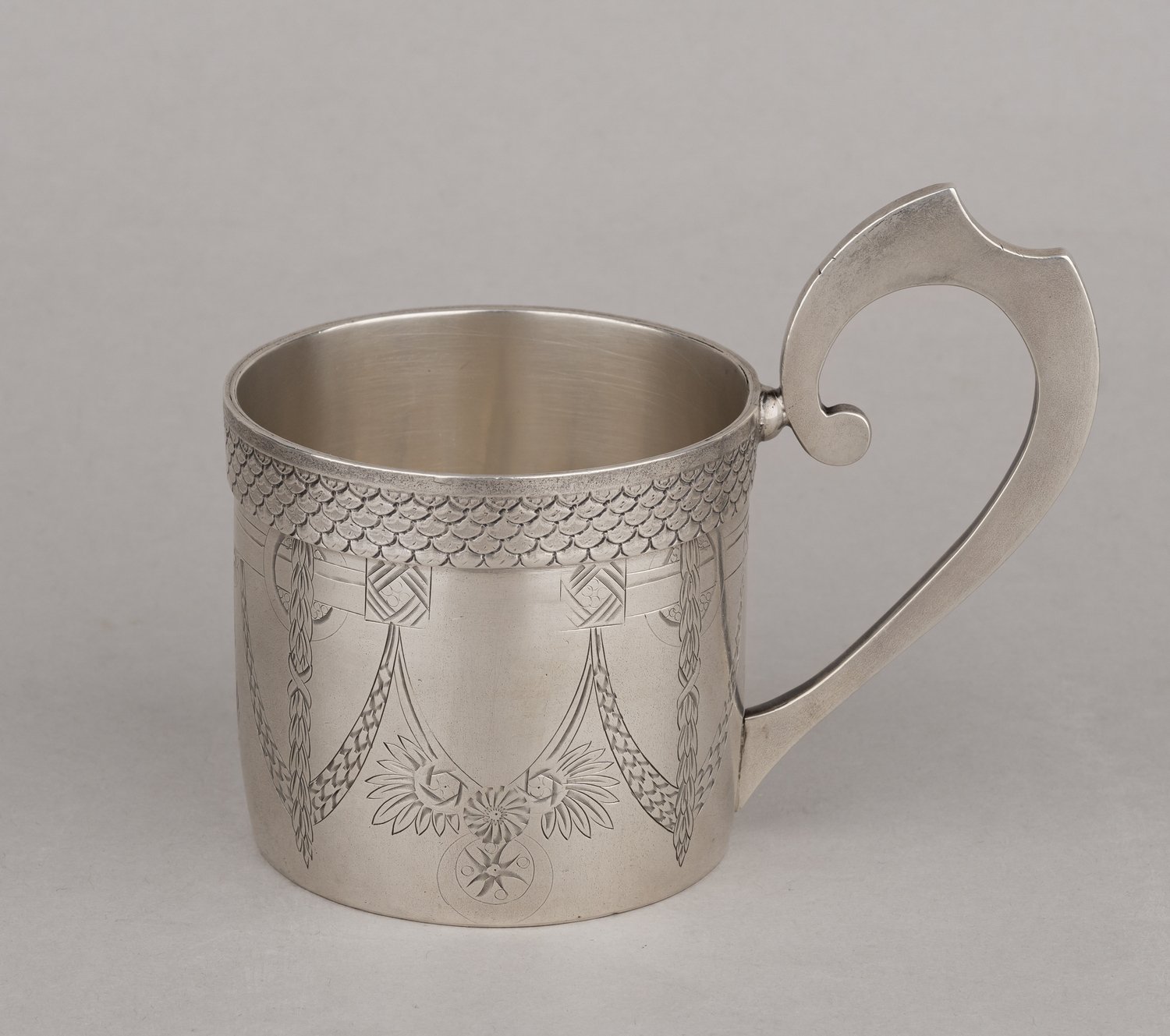 Подстаканник в стиле модерн.<br>Россия, Москва, фабрика Кузьмичева А.И.,1908-1917 гг.