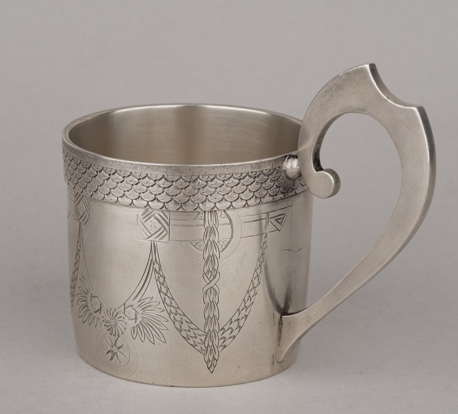 Подстаканник в стиле модерн.<br>Россия, Москва, фабрика Кузьмичева А.И.,1908-1917 гг.