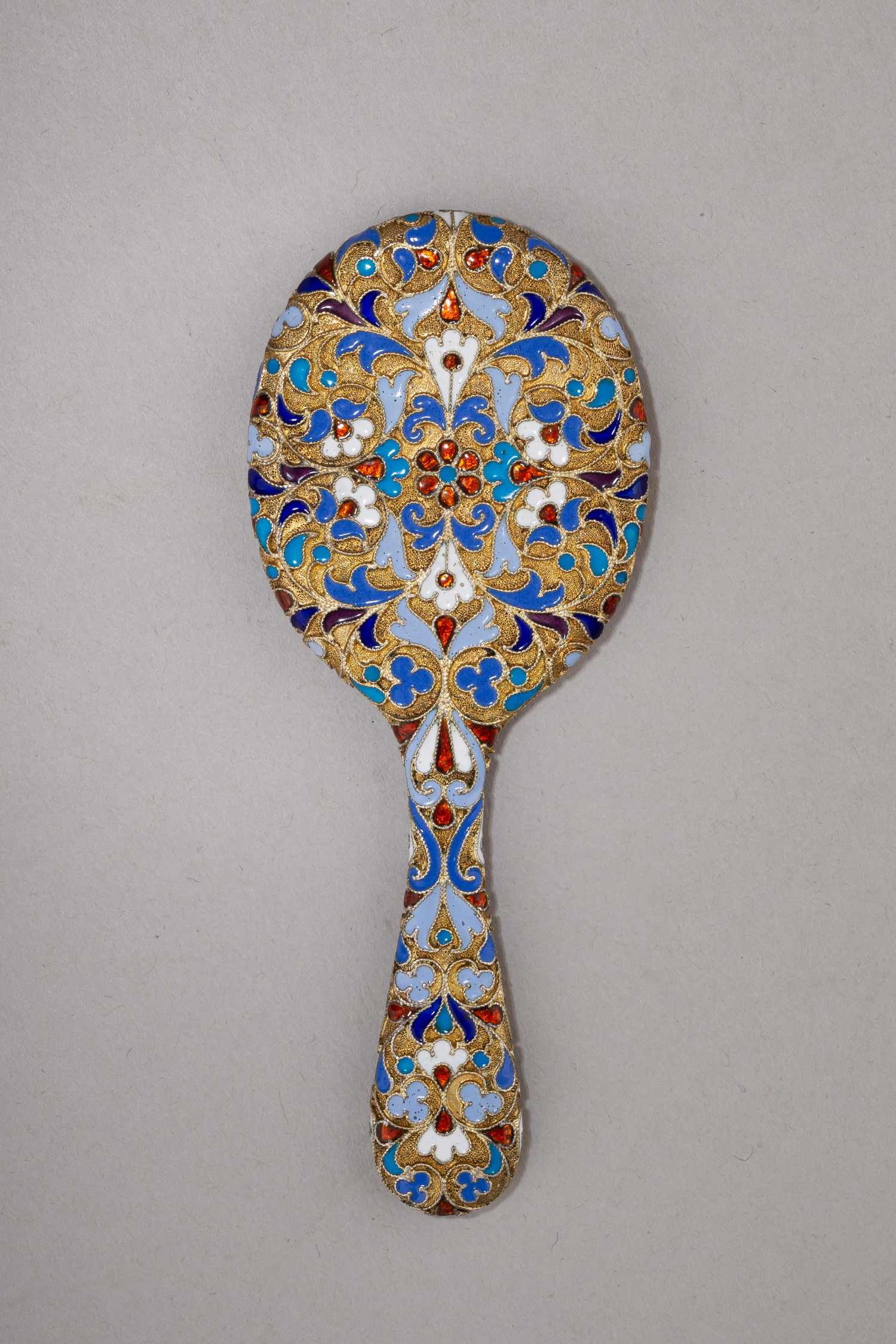 Зеркало, декорированное эмалью по скани. <br>Россия, Санкт-Петербург, Гарберг А.Ф.(?), 1880-1898 годы.