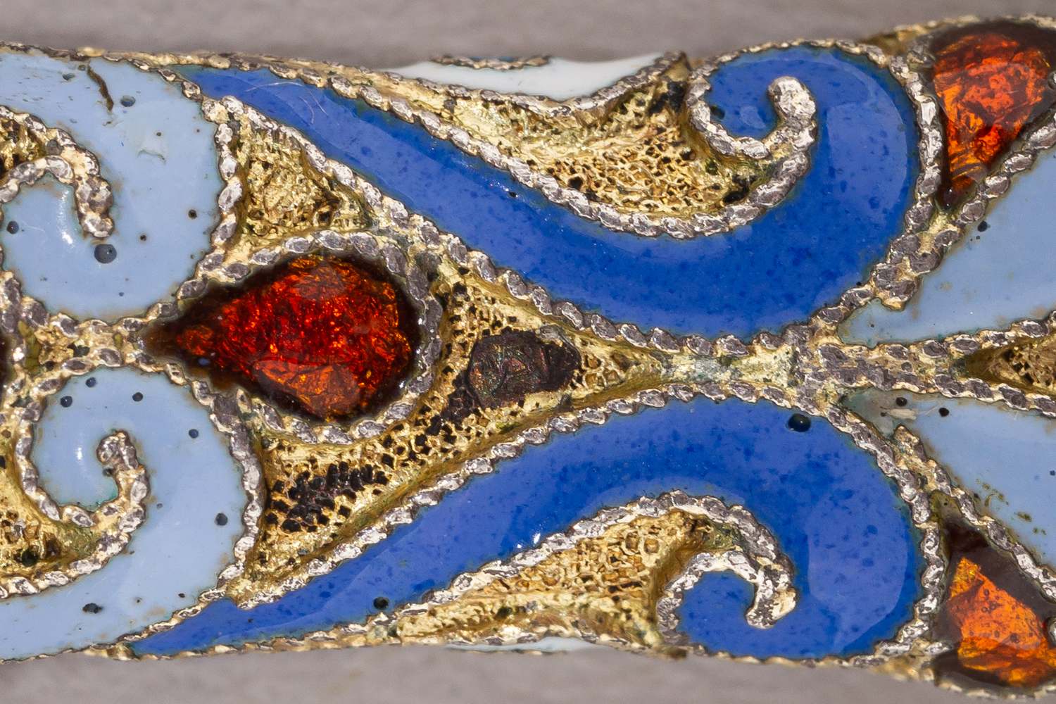 Зеркало, декорированное эмалью по скани. <br>Россия, Санкт-Петербург, Гарберг А.Ф.(?), 1880-1898 годы.