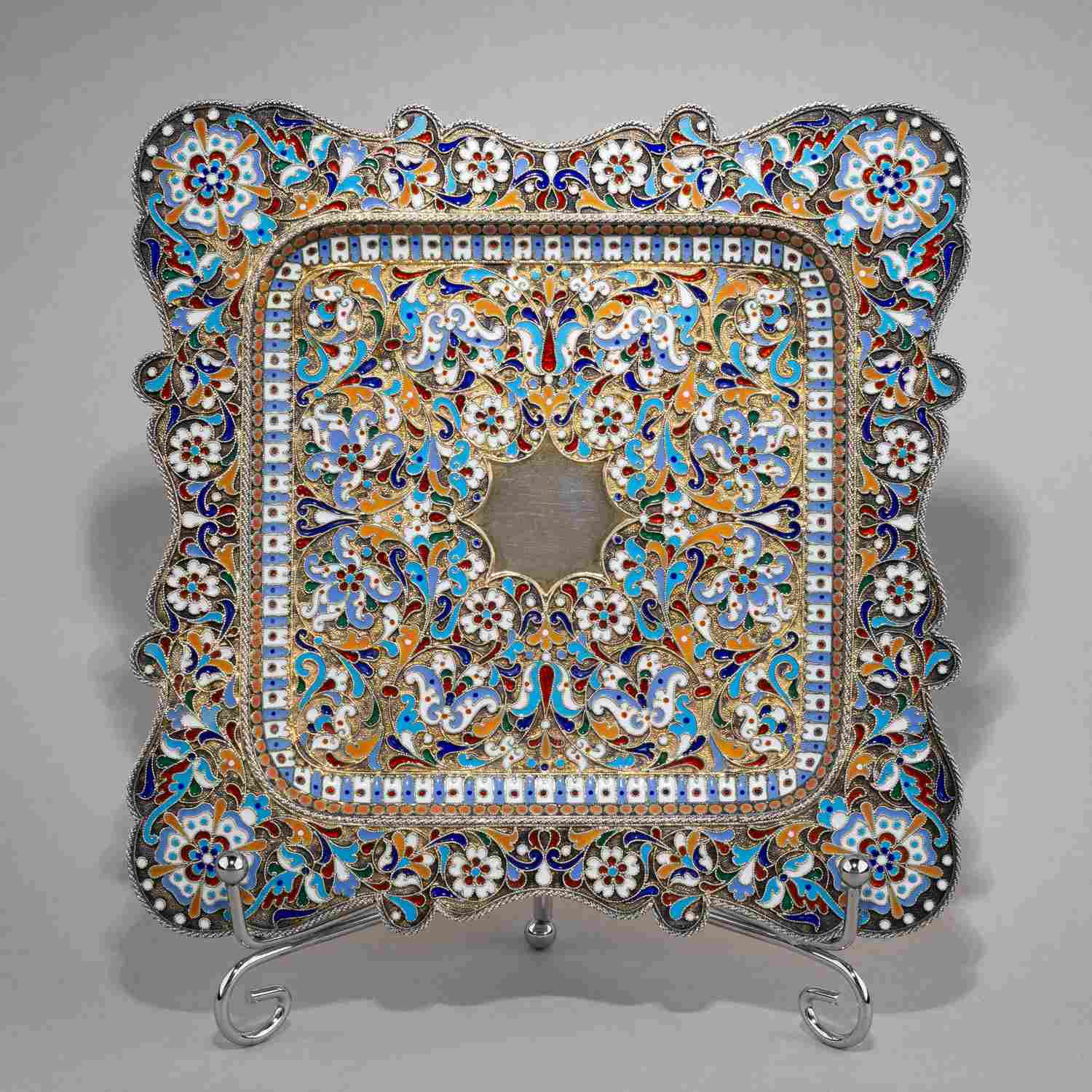 Подставка с эмалью по скани. <br>Россия, Москва, мастер – Алексеев Н.В., 1885–1896 годы.