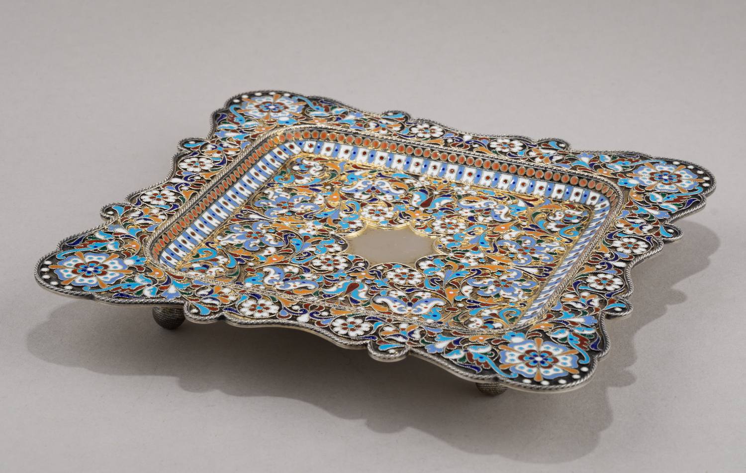 Подставка с эмалью по скани. <br>Россия, Москва, мастер – Алексеев Н.В., 1885–1896 годы.