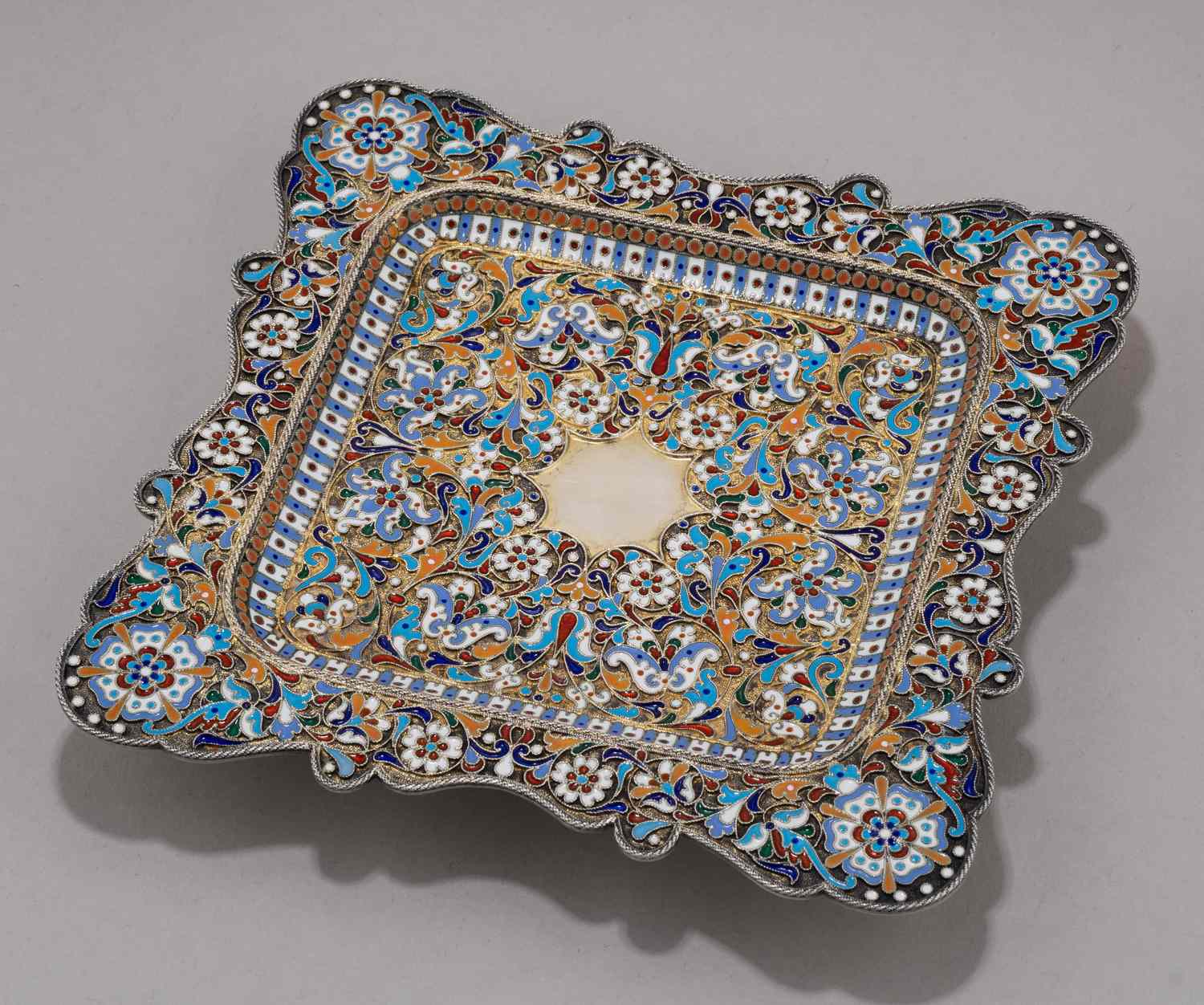 Подставка с эмалью по скани. <br>Россия, Москва, мастер – Алексеев Н.В., 1885–1896 годы.