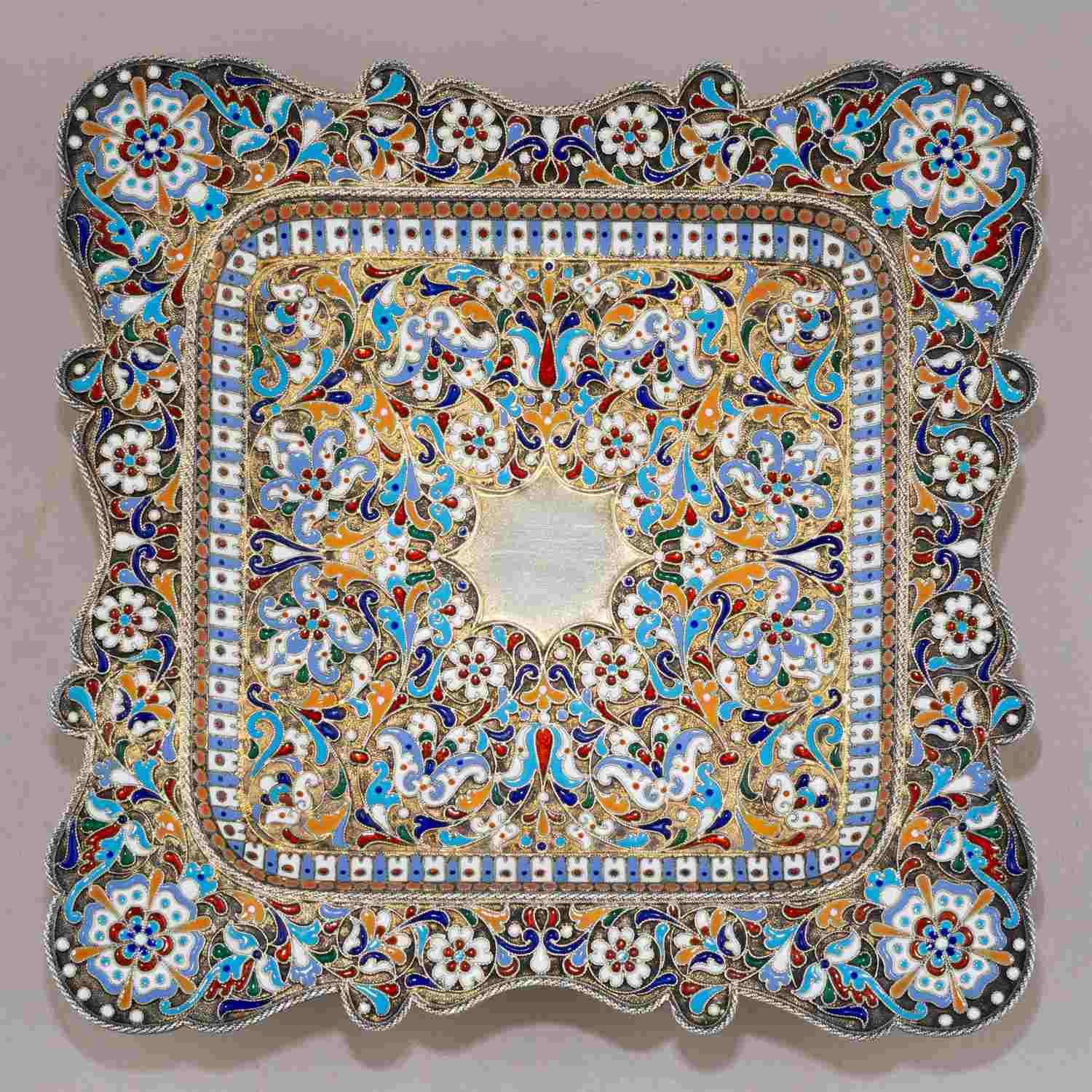 Подставка с эмалью по скани. <br>Россия, Москва, мастер – Алексеев Н.В., 1885–1896 годы.