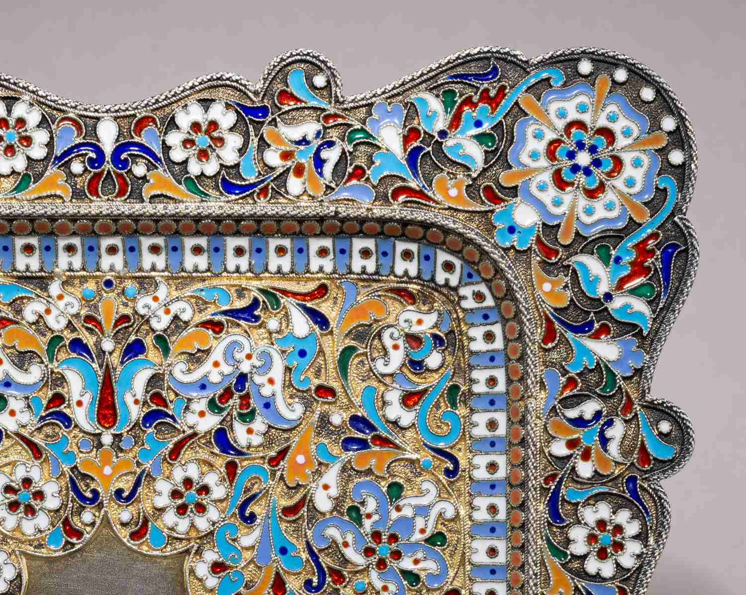 Подставка с эмалью по скани. <br>Россия, Москва, мастер – Алексеев Н.В., 1885–1896 годы.