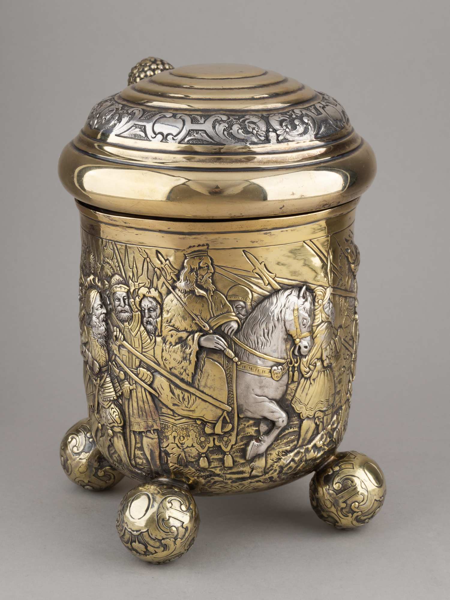 Большая кружка с изображением батальной сцены. <br>Германия, Ханау, Людвиг Нересхеймер и К°, 1903.