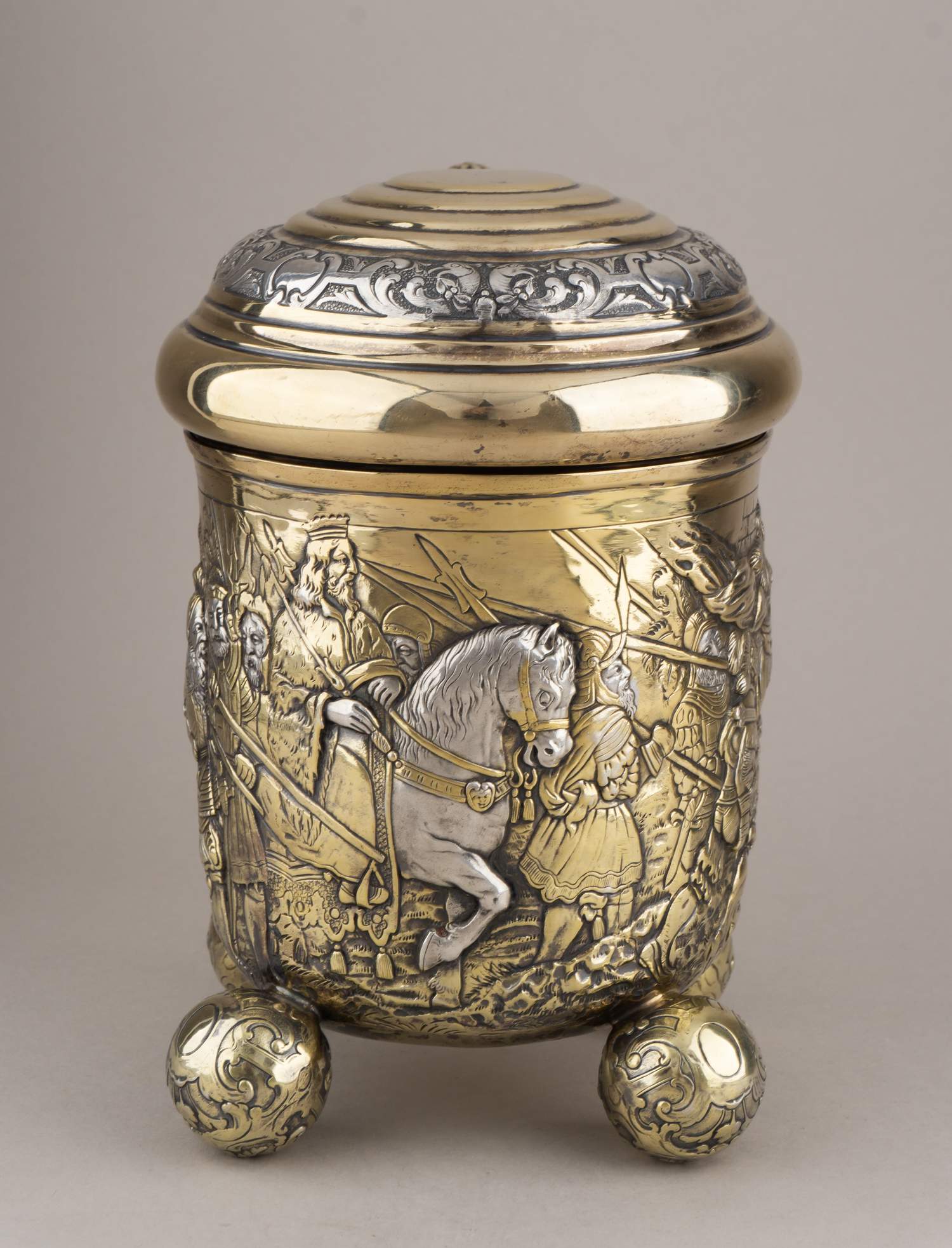 Большая кружка с изображением батальной сцены. <br>Германия, Ханау, Людвиг Нересхеймер и К°, 1903.