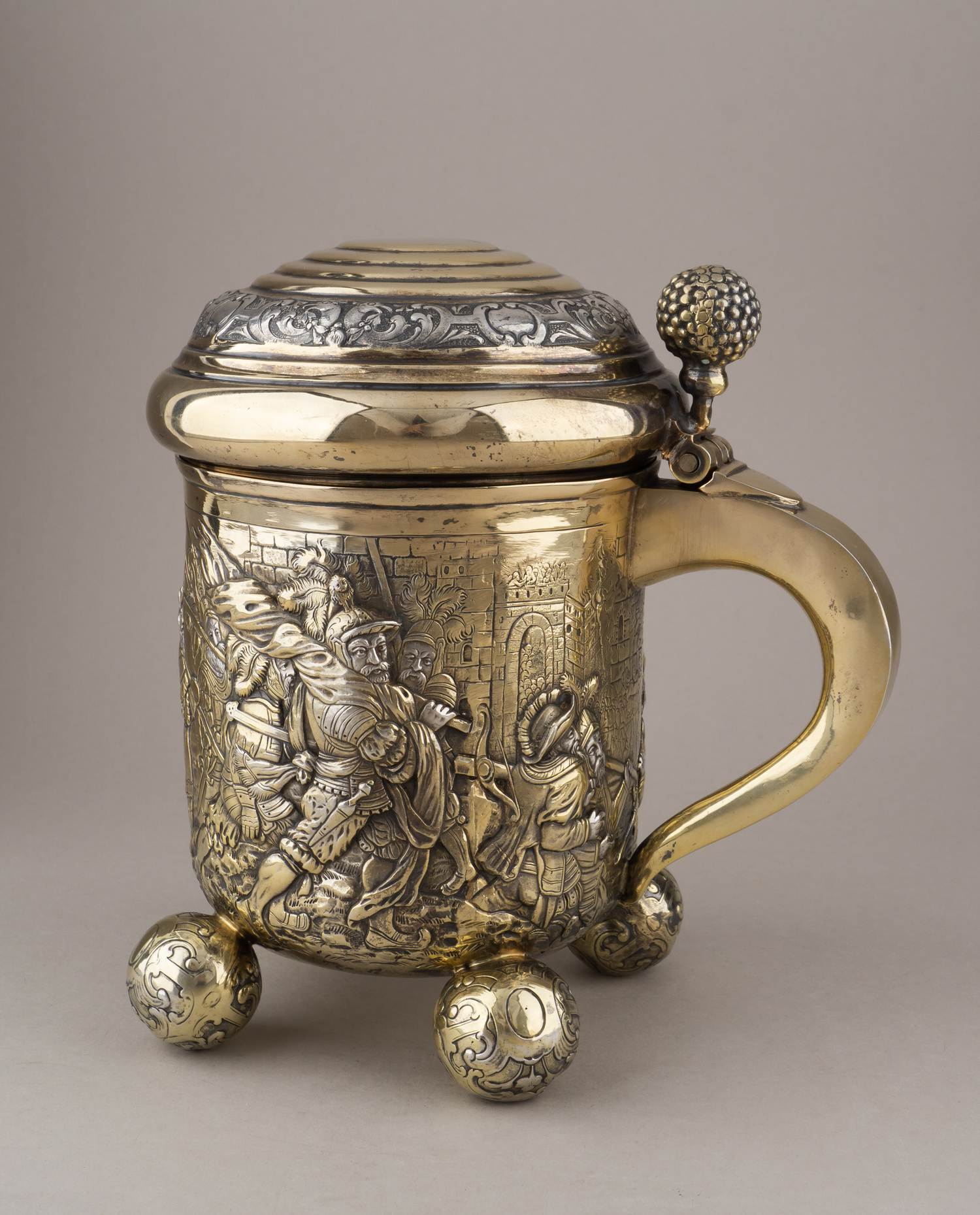 Большая кружка с изображением батальной сцены. <br>Германия, Ханау, Людвиг Нересхеймер и К°, 1903.